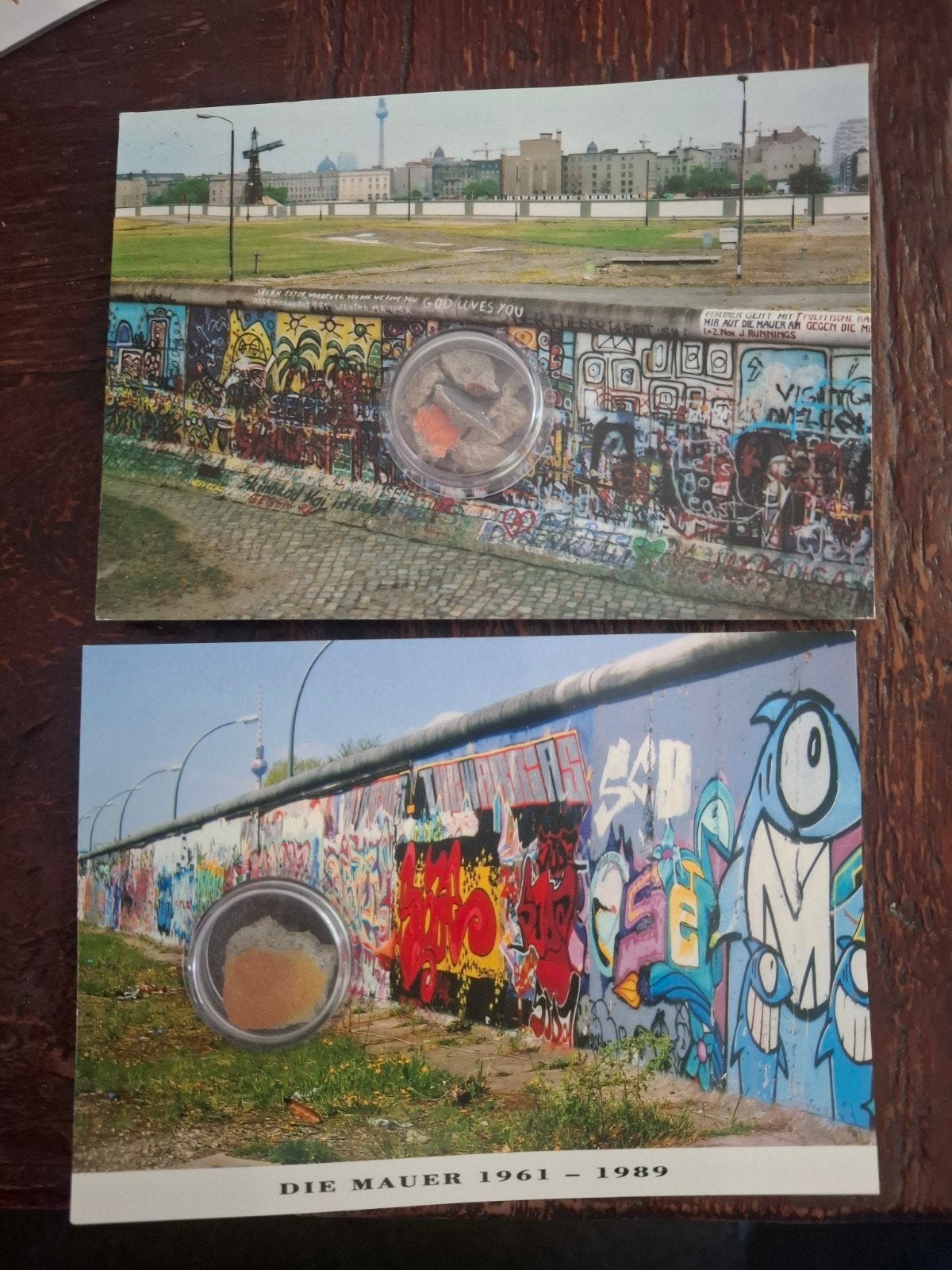 2 Ansichtkaarten Berlijnse Muur met origineel stukje muur, Ophalen of Verzenden, 1980 tot heden, Ongelopen, Duitsland