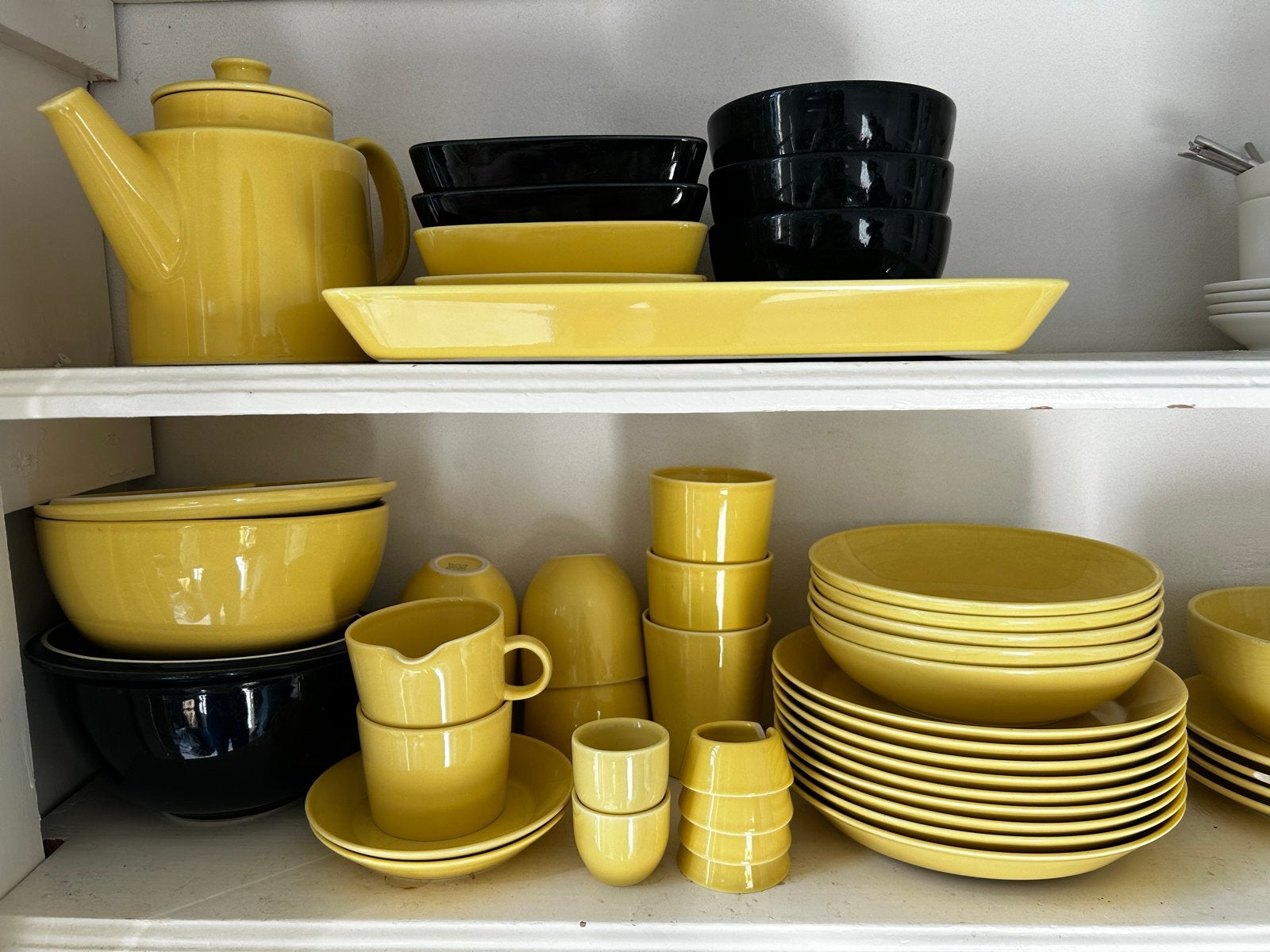 Groot servies van Arabia Teema (iitala) geel en zwart, Ophalen, Keramiek, Modern, Compleet servies