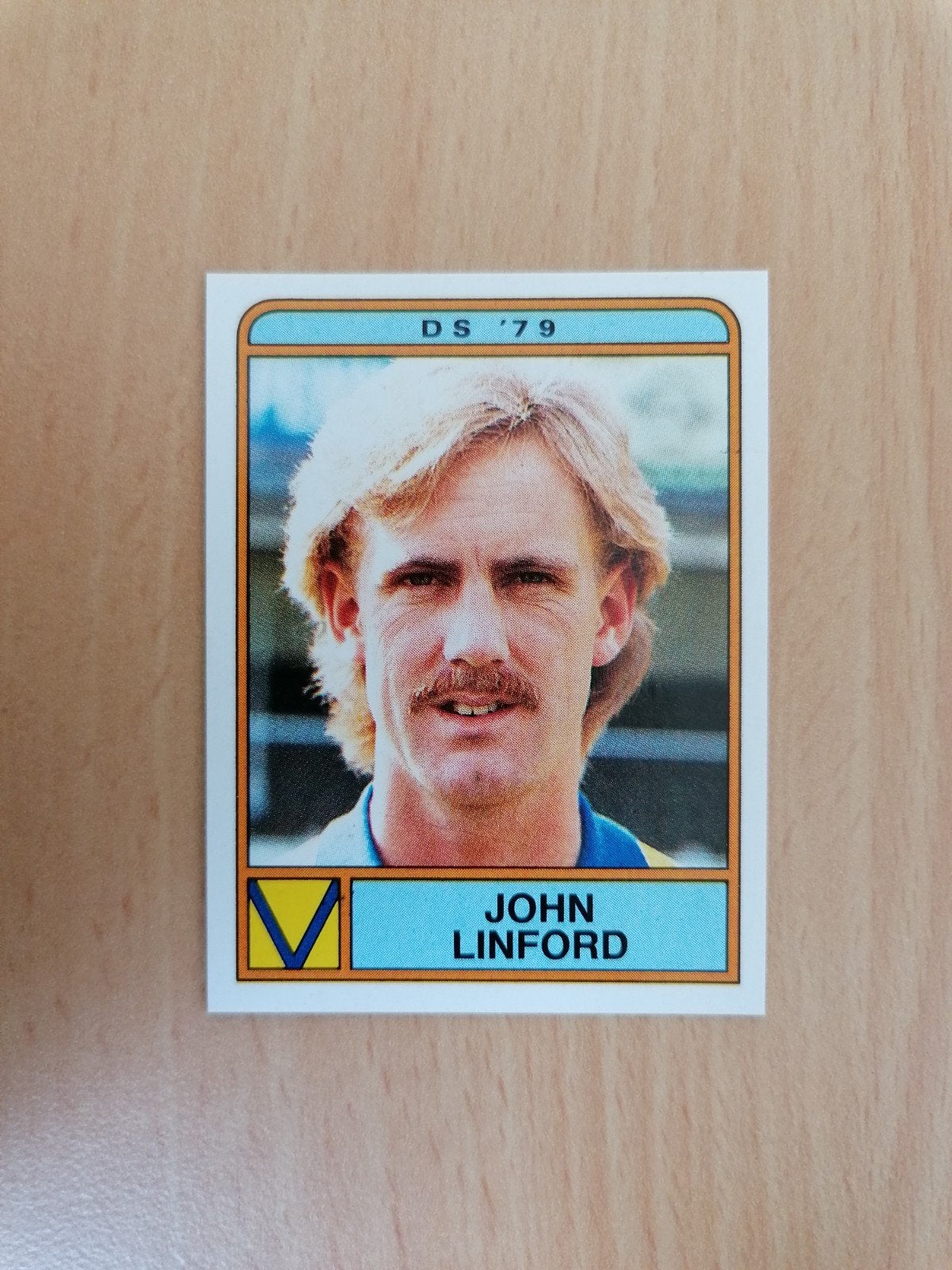 Panini Voetbal 84 #71 John Linford-DS'79., Ophalen of Verzenden, Zo goed als nieuw, Sticker