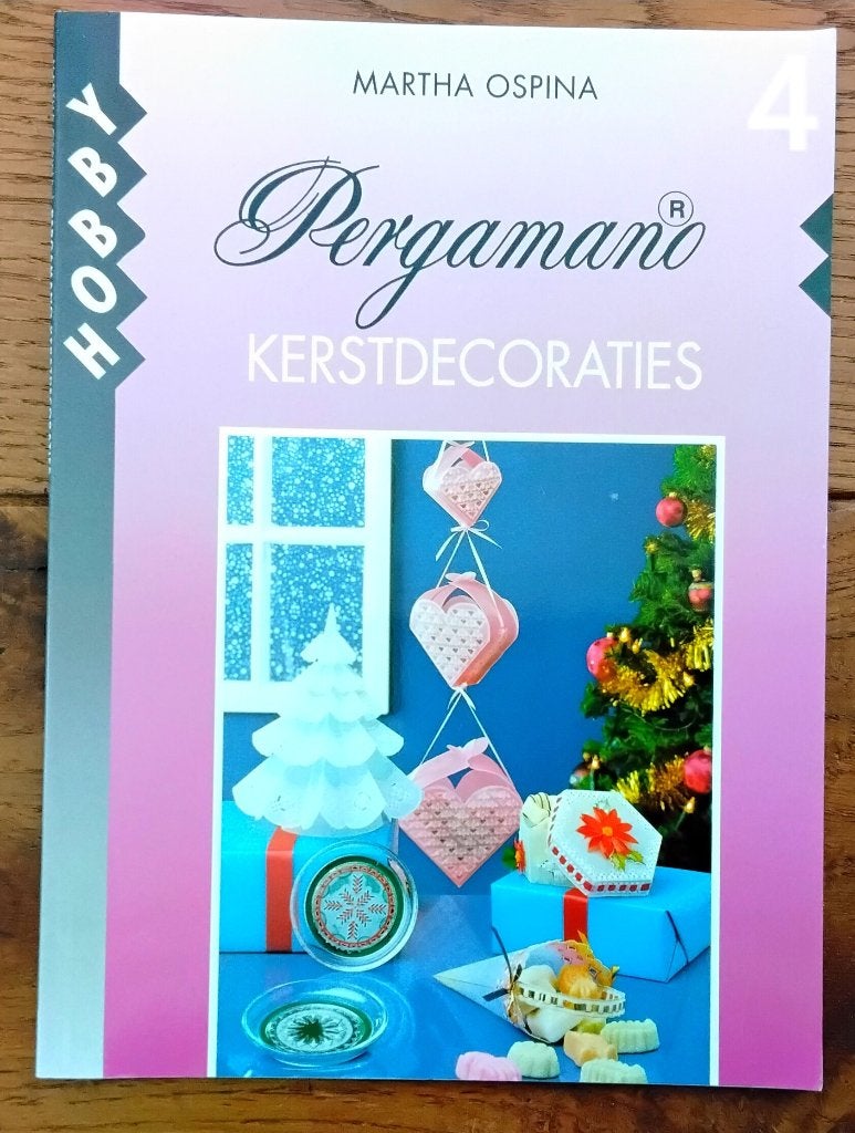 Hobbyboekje: Pergamano kerstdecoraties - door Martha Ospina, Ophalen of Verzenden, Gebruikt