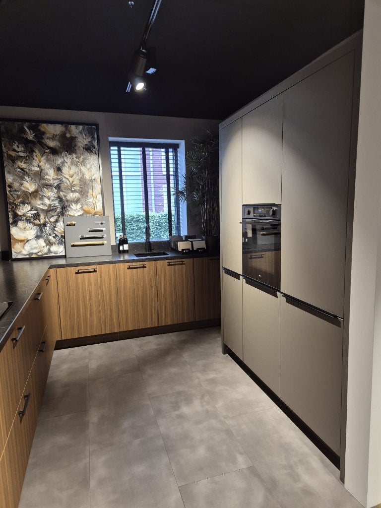 Luxe Rotpunkt showroomkeuken Walnut met natuursteen blad, Ophalen, Bruin, Hoekkeuken, Graniet of Steen