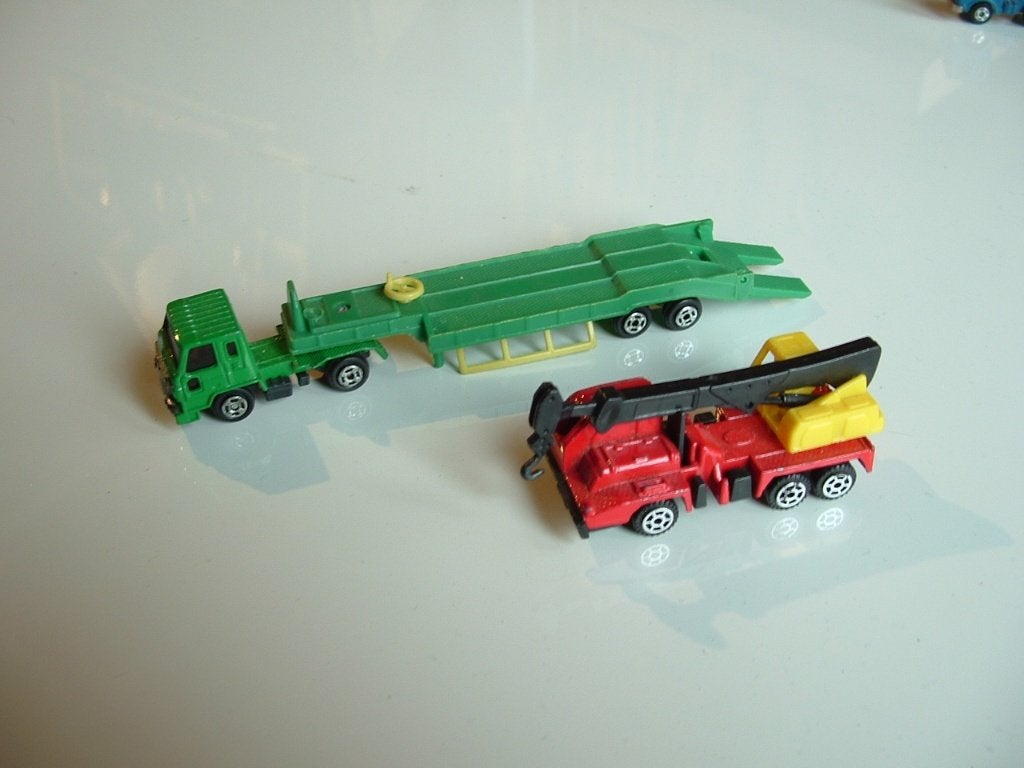 2  Kleine Vrachtwagentjes. Leuk voor bij model spoorbaan, Ophalen of Verzenden, Zo goed als nieuw, Bus of Vrachtwagen