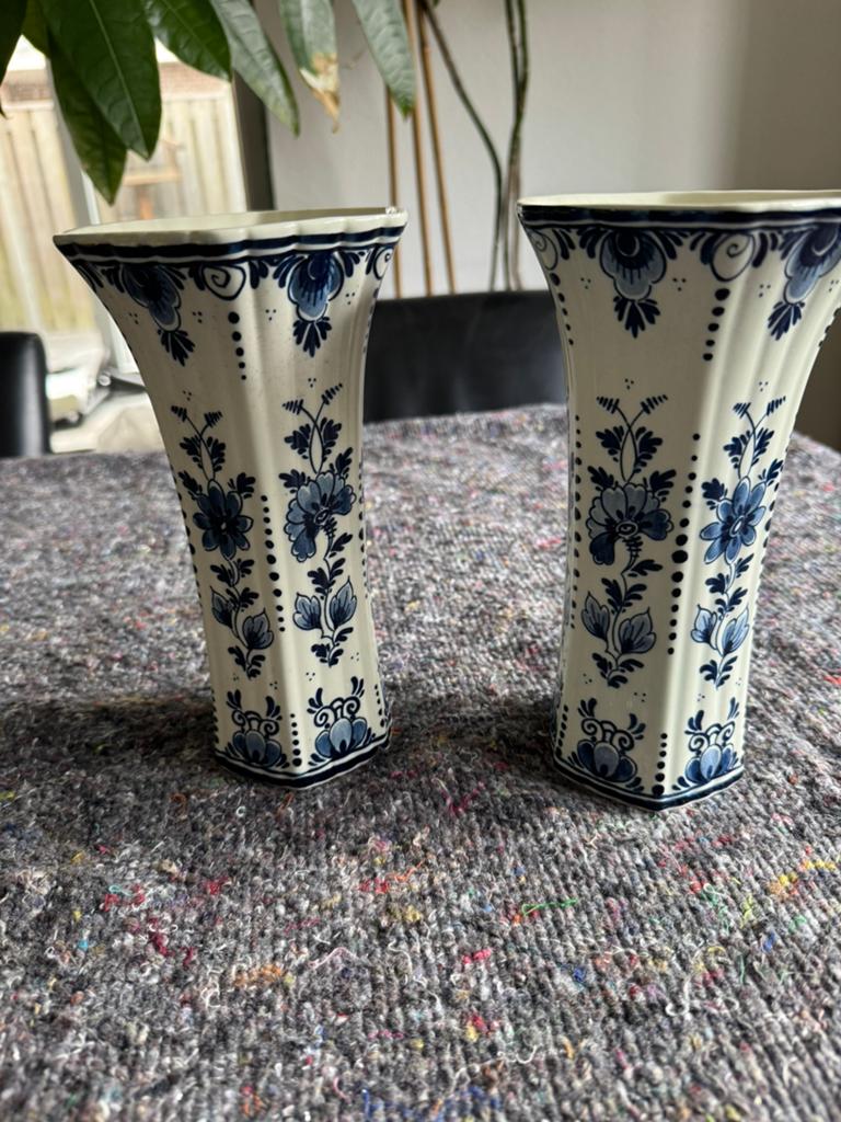2 Delfsblauw vazen, Royal Goedewaagen, 21 cm hoog, Antiek en Kunst, Antiek | Vazen, Ophalen of Verzenden