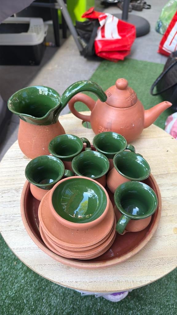 Kopjes met schotels, theepot en kannetje - aardewerk theeset, Ophalen