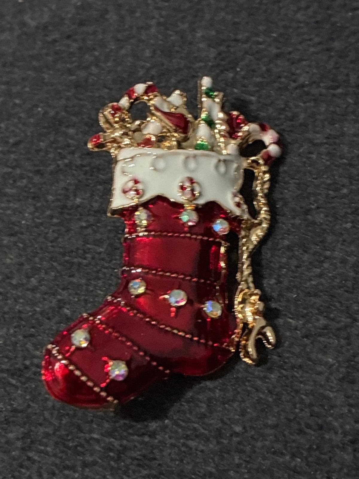 Kerstbroche - Rode Kerstsok met Cadeautjes en Kristallen, Met kristal, Overige materialen, 4 tot 7 cm, Ophalen of Verzenden