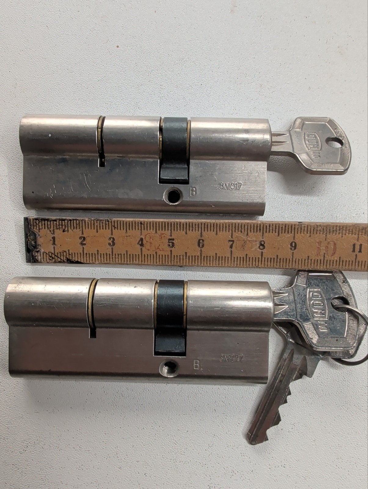 2x DOM SKG cilindersloten 8 cm met 3 sleutels, Ophalen of Verzenden, Gebruikt, Rvs, Slot