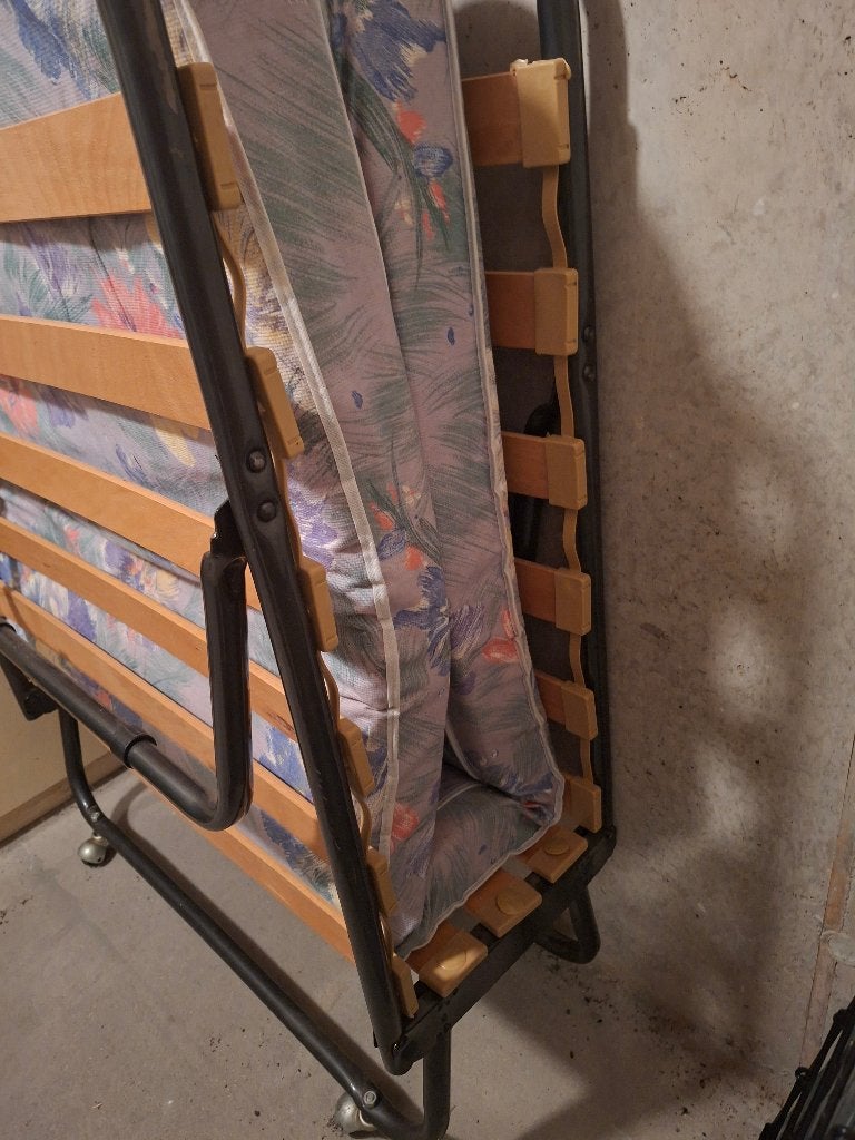Opklapbaar logeerbed met bloemenprint matras, Huis en Inrichting, Slaapkamer | Bedden, Ophalen, Gebruikt, Praktisch en functioneel
