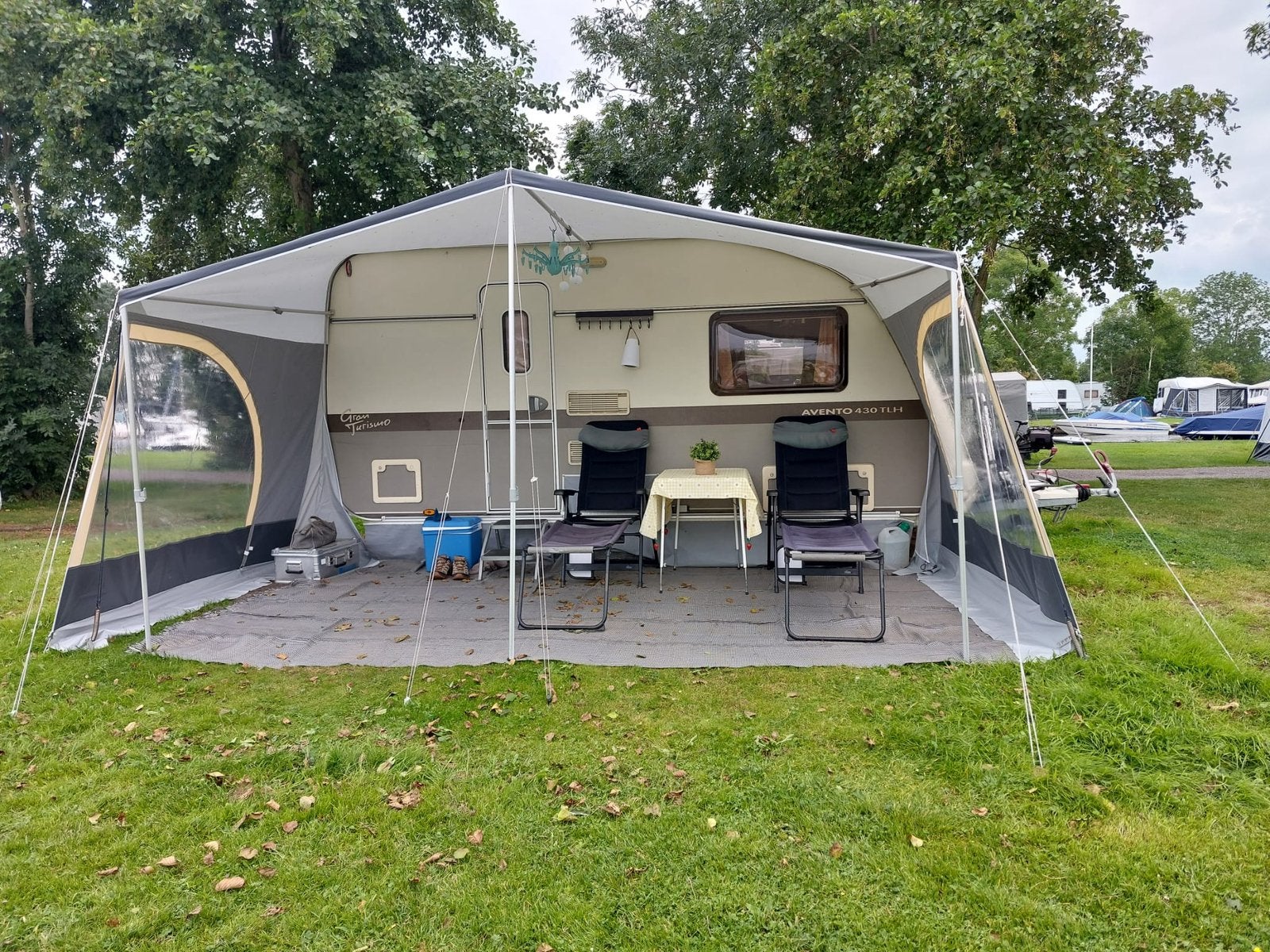 Avento 430 TLH / Rondzit, Mover, Schotel, Voortent, Luifel, 2 aparte bedden, Rondzit, Schokbreker, Particulier