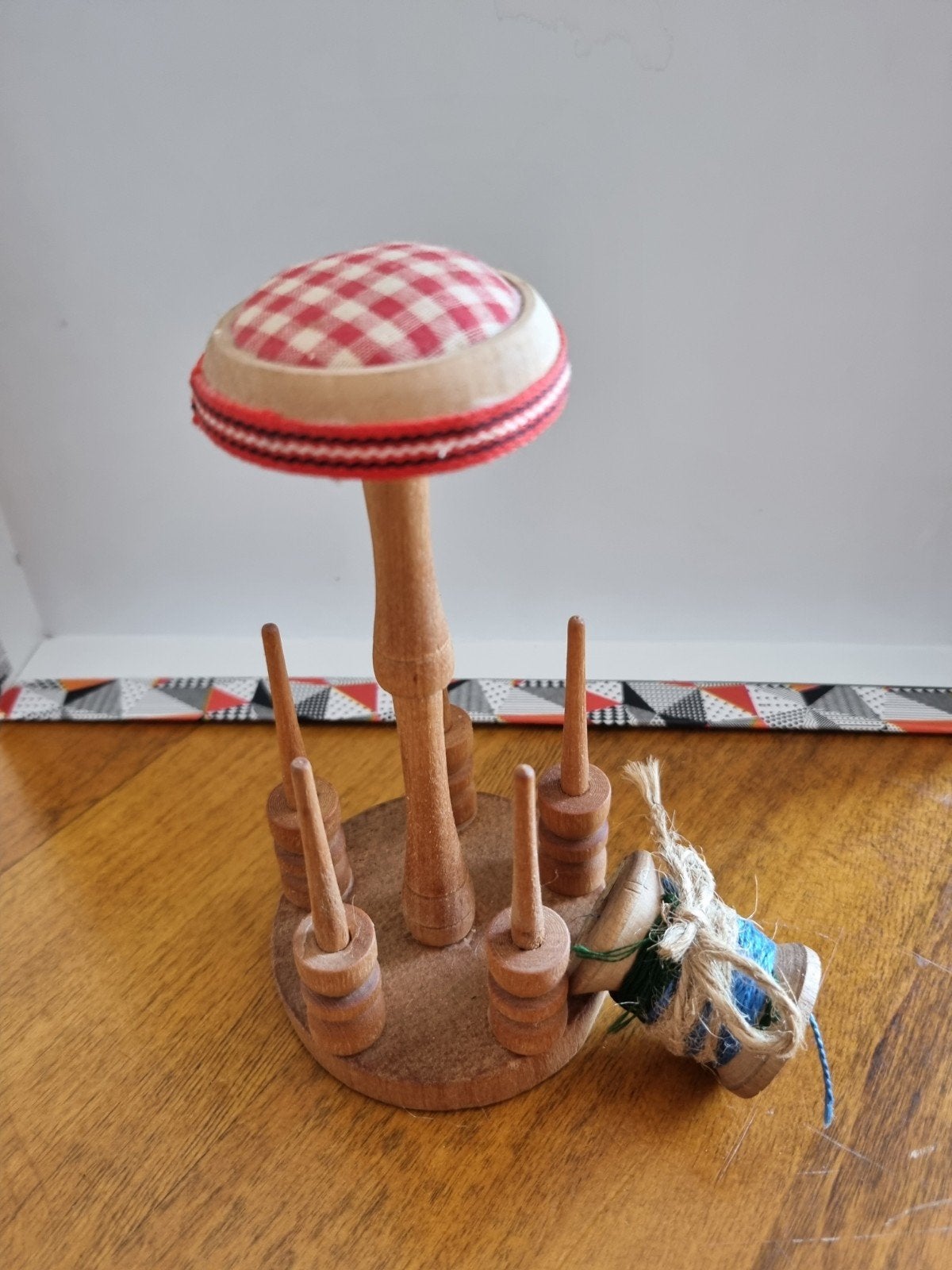 Garenklos houder + speldenkussen, Ophalen of Verzenden, Gebruikt