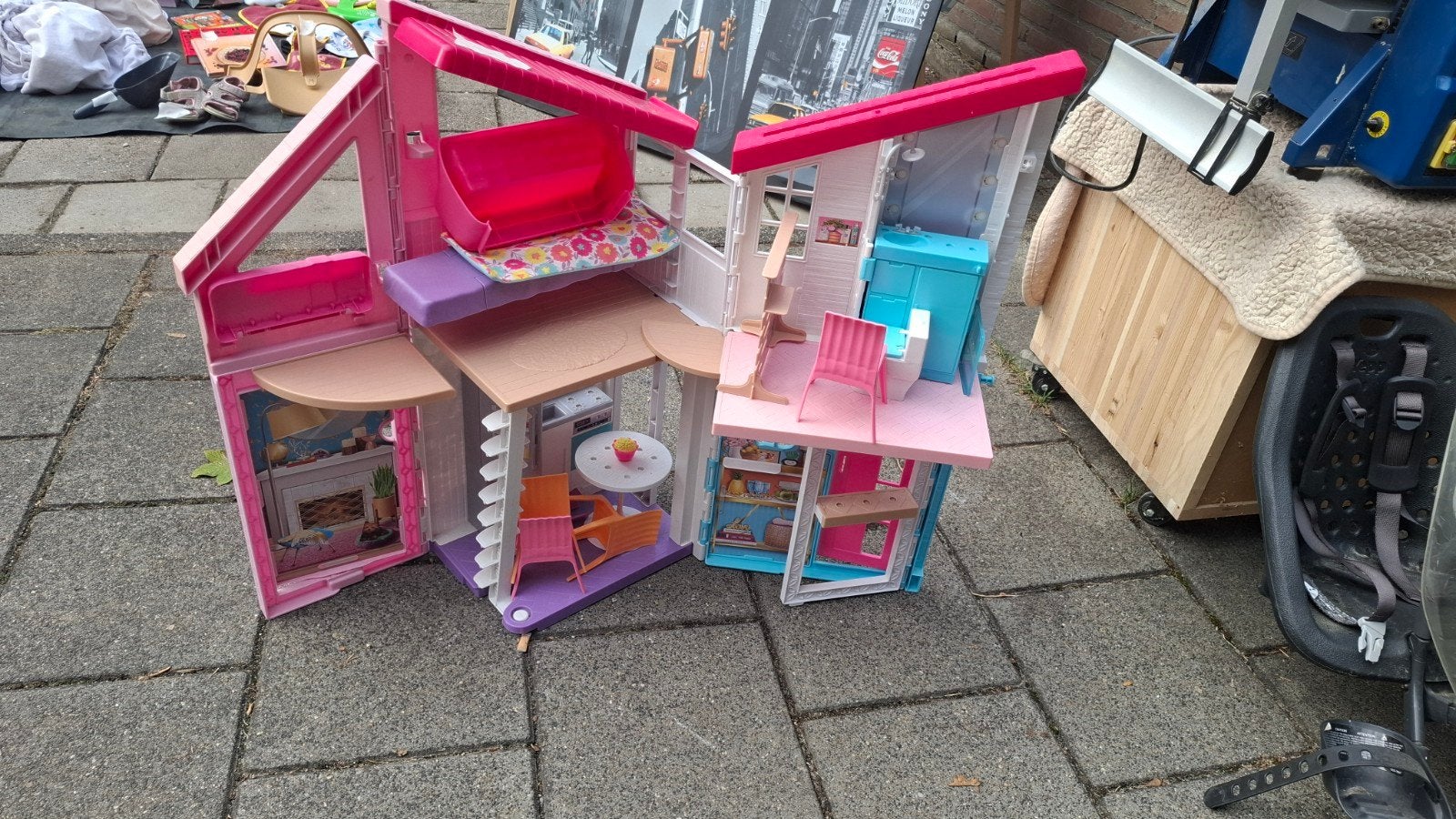 Barbie Droomhuis - Compleet met Meubels, Kinderen en Baby's, Speelgoed | Poppenhuizen, Ophalen, Zo goed als nieuw, Poppenhuis