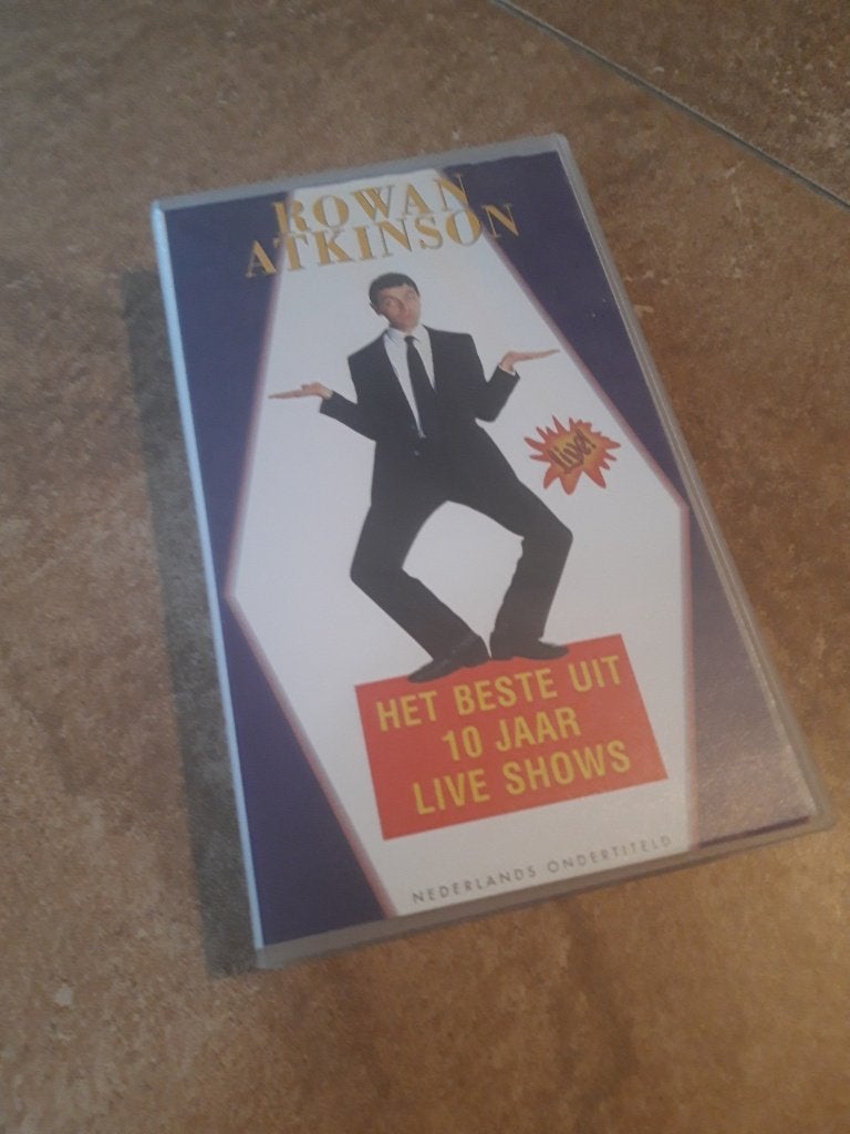vhs Rowan Atkinson - het beste uit 10jr liveshows, Cd's en Dvd's, Alle leeftijden, Ophalen of Verzenden, Zo goed als nieuw, Komedie