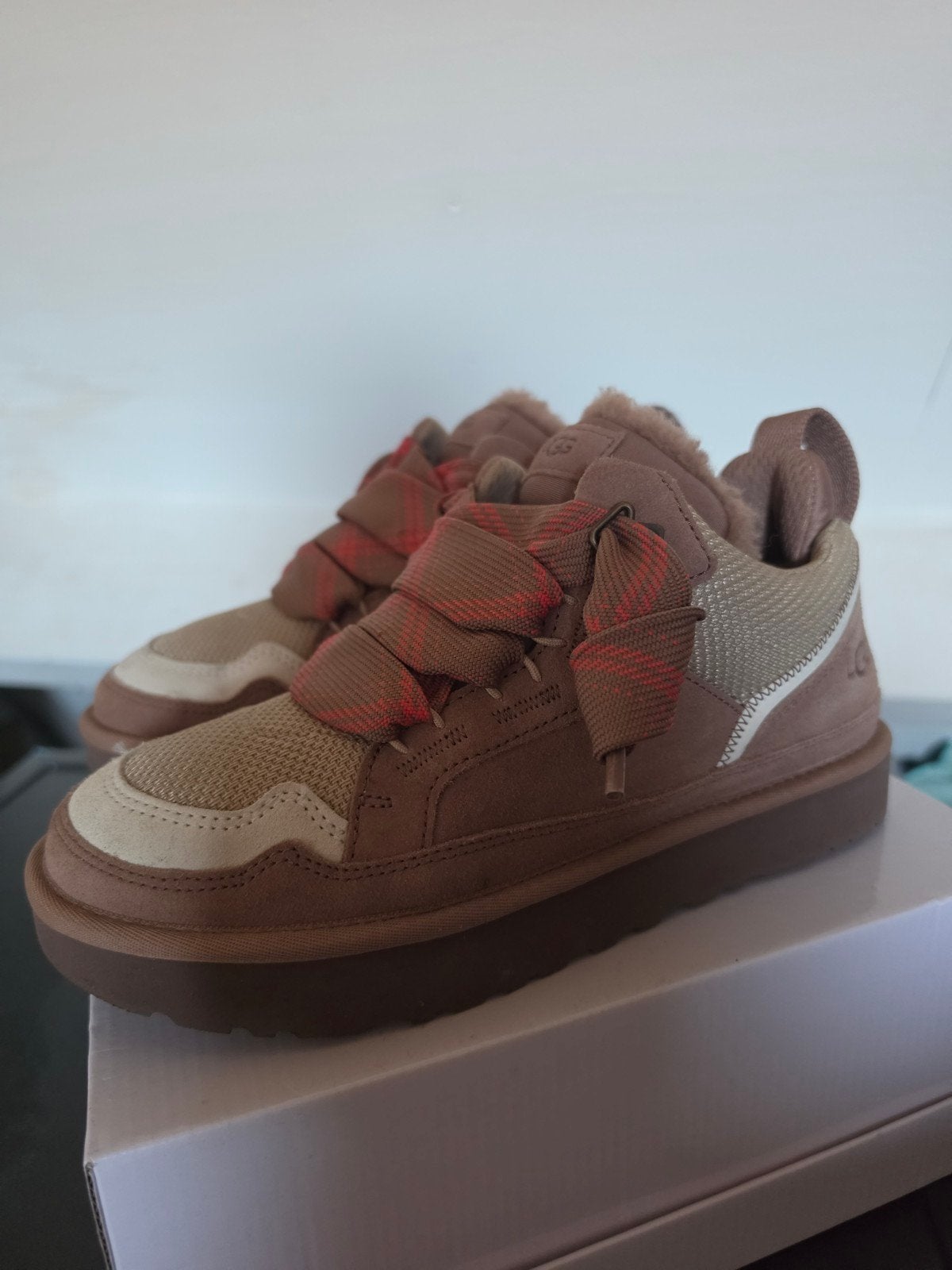 Zo goed als nieuwe UGG Lowmel maat 41- Heerlijk warm!, Ophalen, UGG, Bruin, Lage of Enkellaarzen