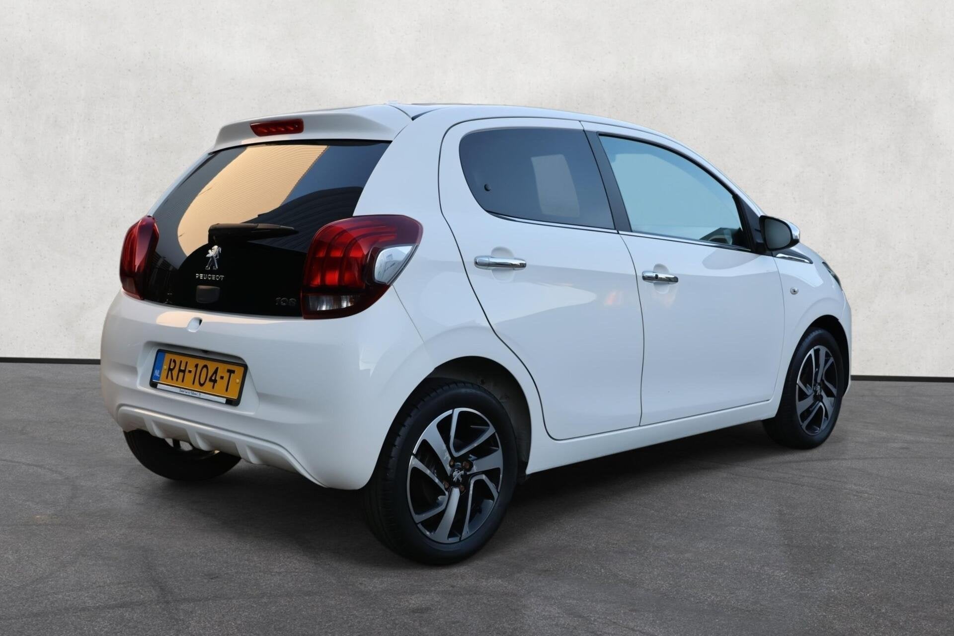 Peugeot 108 1.0 e-VTi Allure | Cruise | NAVI | Camera | NAP|, Voorwielaandrijving, Stof, Gebruikt, 4 stoelen