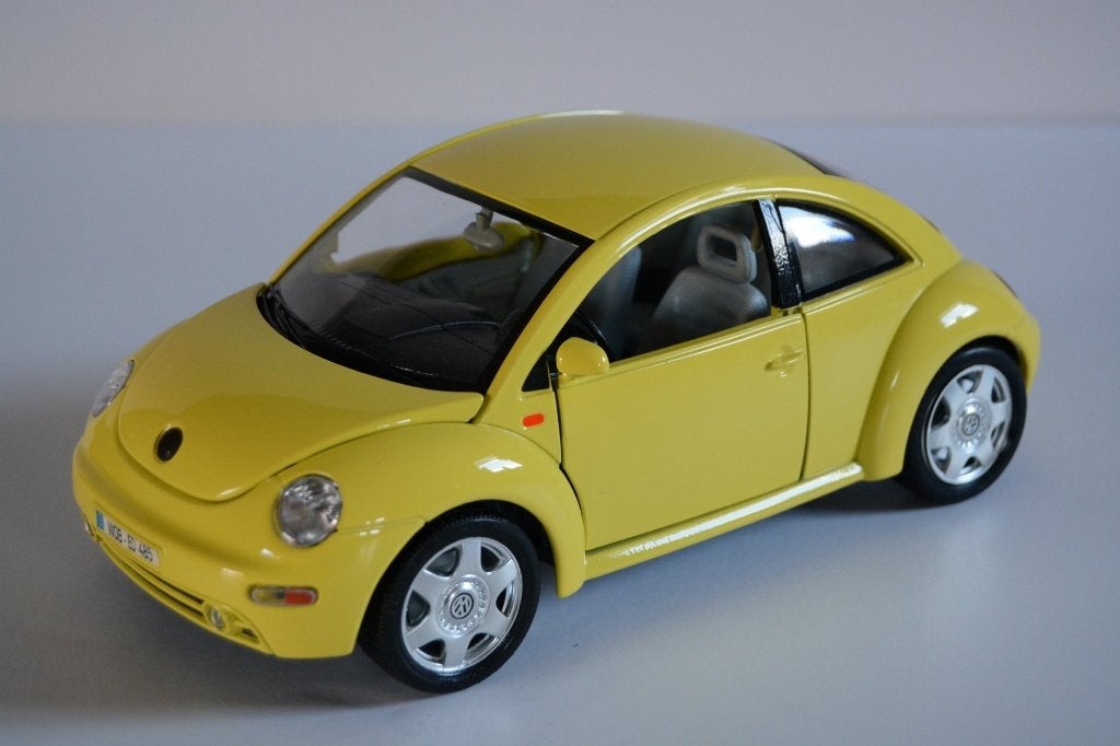 Bburago Volkswagen New Beetle Geel - Modelauto 1:18, Hobby en Vrije tijd, Ophalen of Verzenden, Nieuw, Auto, Bburago
