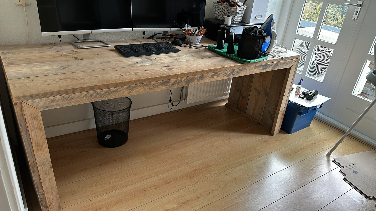 Robuust houten bureau - ideaal voor thuiskantoor, Huis en Inrichting, Bureaus, Ophalen, Gebruikt, Hout, Bruin