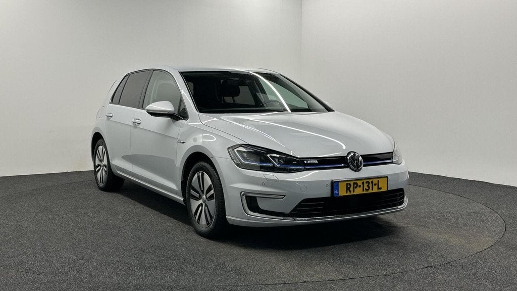 Volkswagen e-Golf White Silver Metallic-Digitaal Display 86%, Auto's, Volkswagen, 136 pk, Gebruikt, Met garantie (alle), 231 km