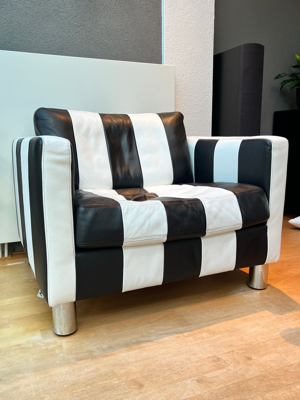 Prachtige zwaar moderne leren fauteuil van Montel, Huis en Inrichting, Fauteuils, Ophalen, Zo goed als nieuw, 75 tot 100 cm, Modern