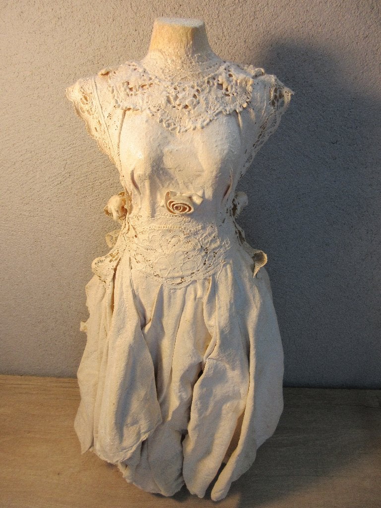 Brocante jurk met kant op paspop, Ophalen of Verzenden, Gebruikt