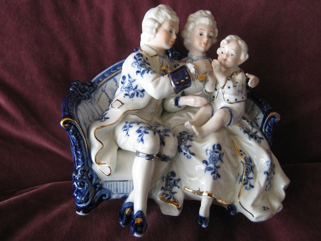 Porseleinen beeld: familie op bank, Yamasa, handgeschildert, Ophalen of Verzenden