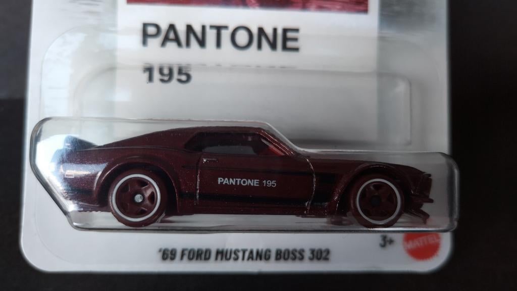 Ford Mustang Boss 302 69 1:64 Hotwheels Pantone Pol, Hobby en Vrije tijd, Modelauto's | Overige schalen, 1186 MJ 1 NL, Auto, Verzenden