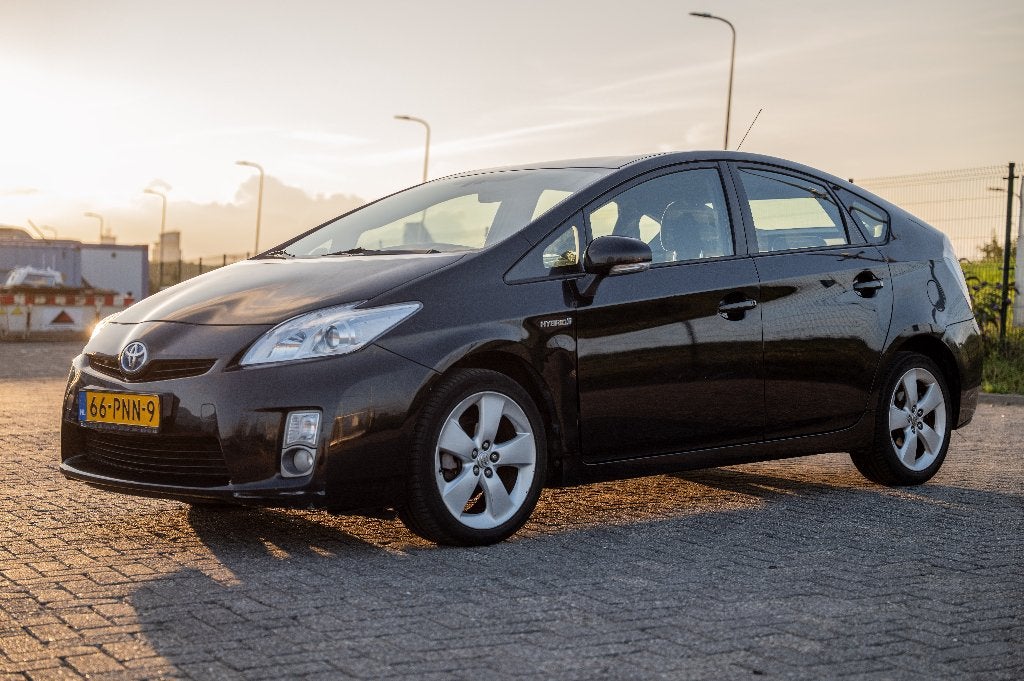 Toyota Prius 1.8 Full Hybrid 136PK Aut 2011 Zwart, 1345 kg, Stof, Zwart, Origineel Nederlands