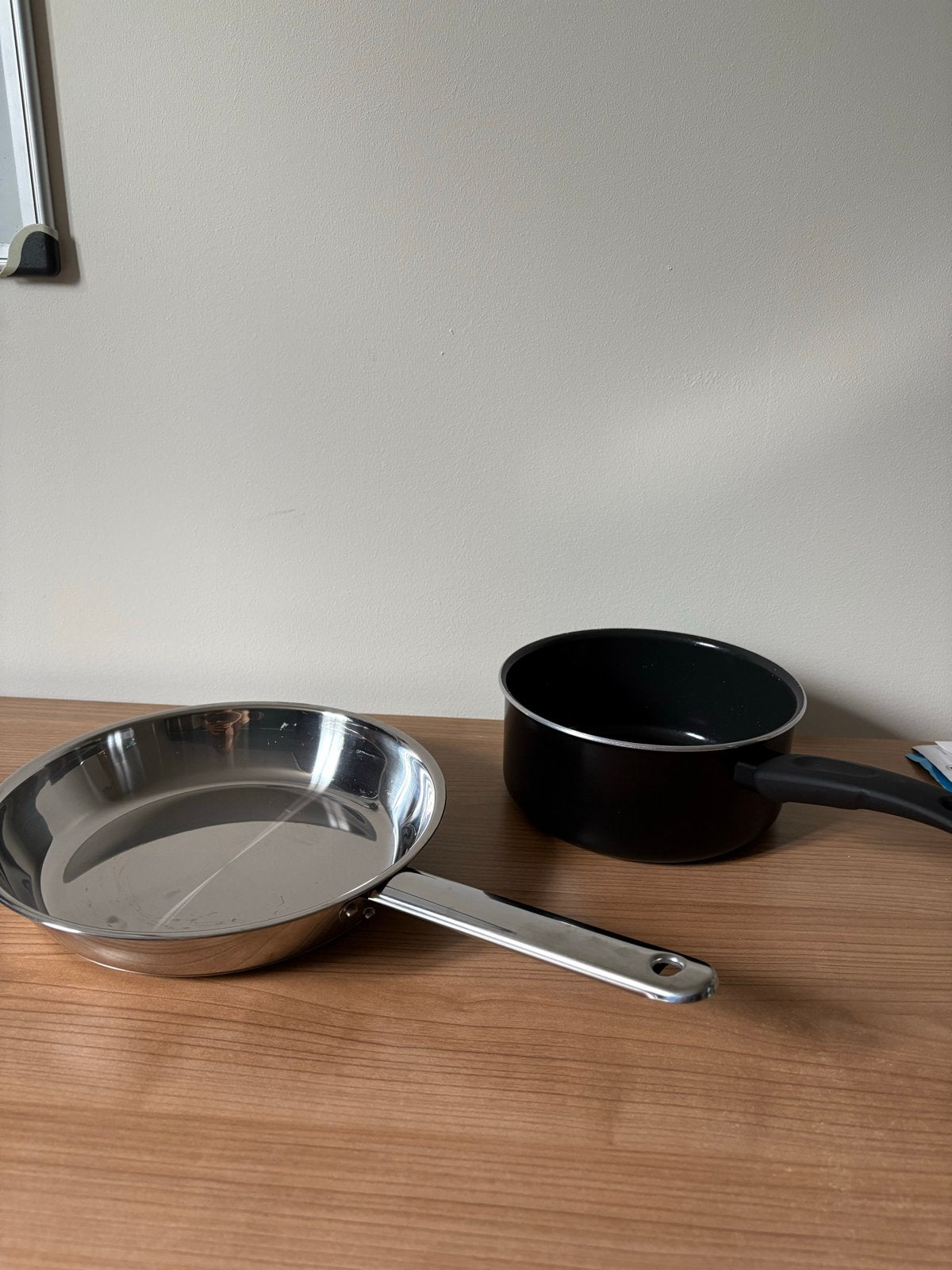 (Reserved) Ikea koekenpan en zwarte kookpan, Huis en Inrichting, Keuken | Potten en Pannen, Ophalen, Gebruikt, Rvs, Pannenset