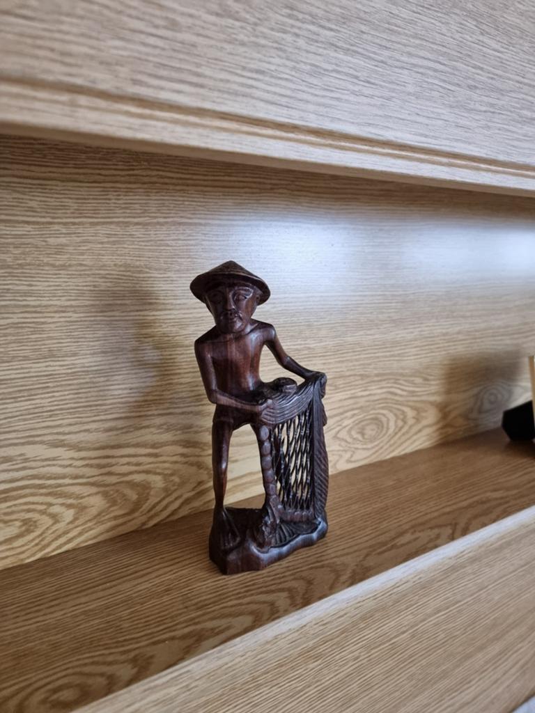 Houten beeldje van visser met net, Antiek en Kunst, Kunst | Beelden en Houtsnijwerken, Minder dan 20 cm, Ophalen of Verzenden