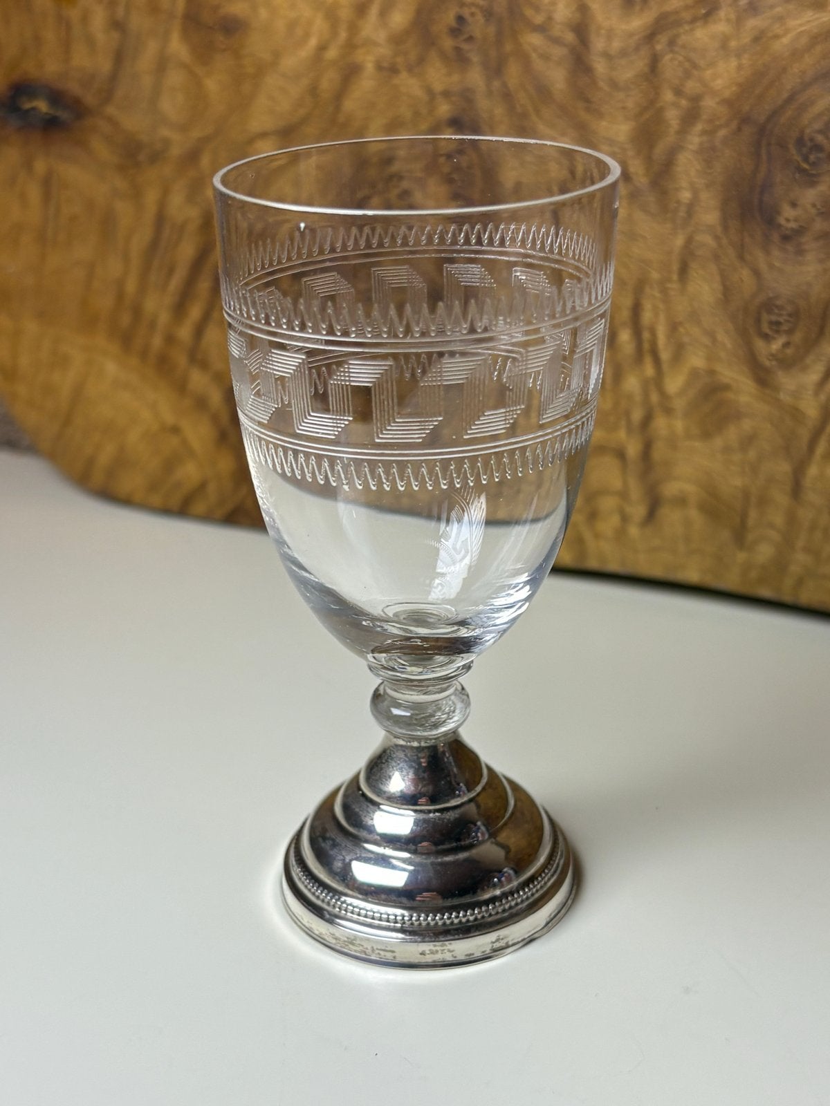 Antiek glas op verzilverde voet met gedetailleerde gravures, Antiek en Kunst, Ophalen of Verzenden