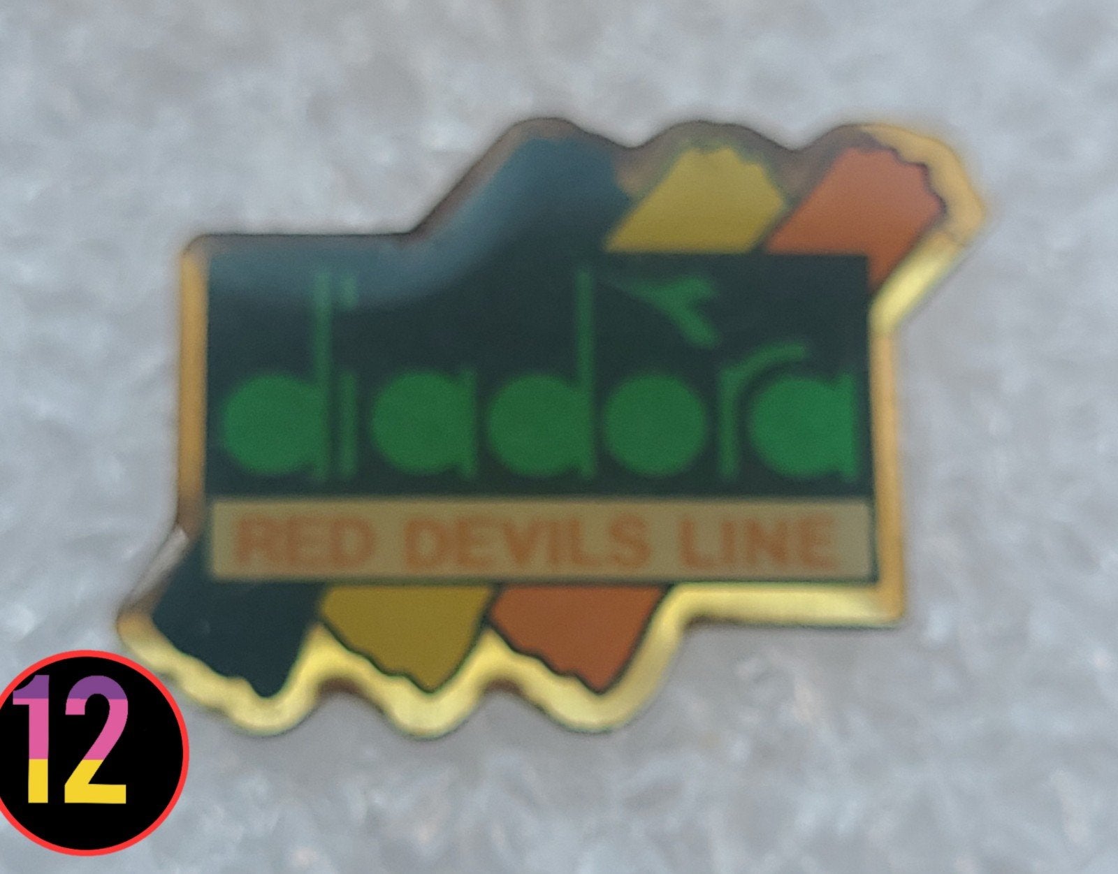 Diadora Red Devils Line Pin, Verzamelen, Verzenden