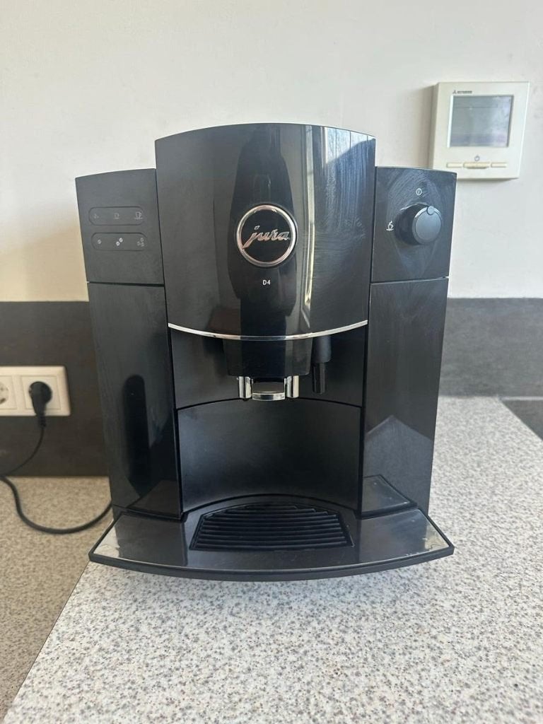 Jura D4 koffiemachine, 1 jaar terug groot onderhoud g 045865, 10 kopjes of meer, Ophalen, Nieuw, Koffiemachine