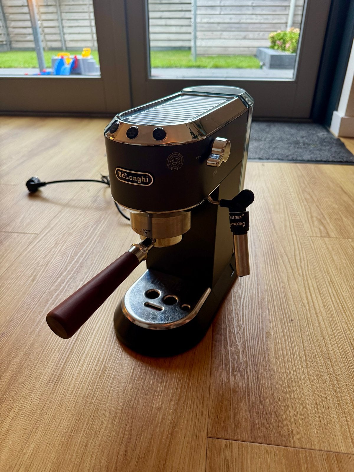 De'Longhi Dedica EC 685.BK Espressomachine incl accesoires, Ophalen, Afneembaar waterreservoir, Espresso apparaat, Gemalen koffie