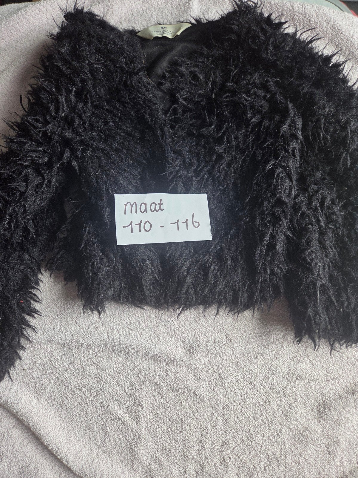 Zwarte pluizige jas maat 110-116, Gebruikt, Jongen of Meisje, Ophalen of Verzenden, Onbekend