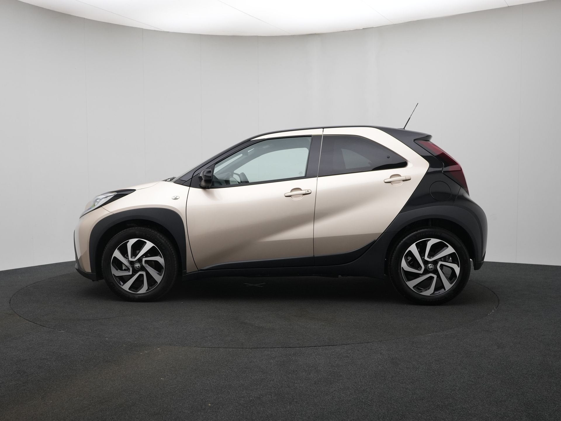 Toyota Aygo X 1.0 VVT-i S-CVT Pulse Automaat | Bi-tone |, Stof, Gebruikt, 4 stoelen, Origineel Nederlands