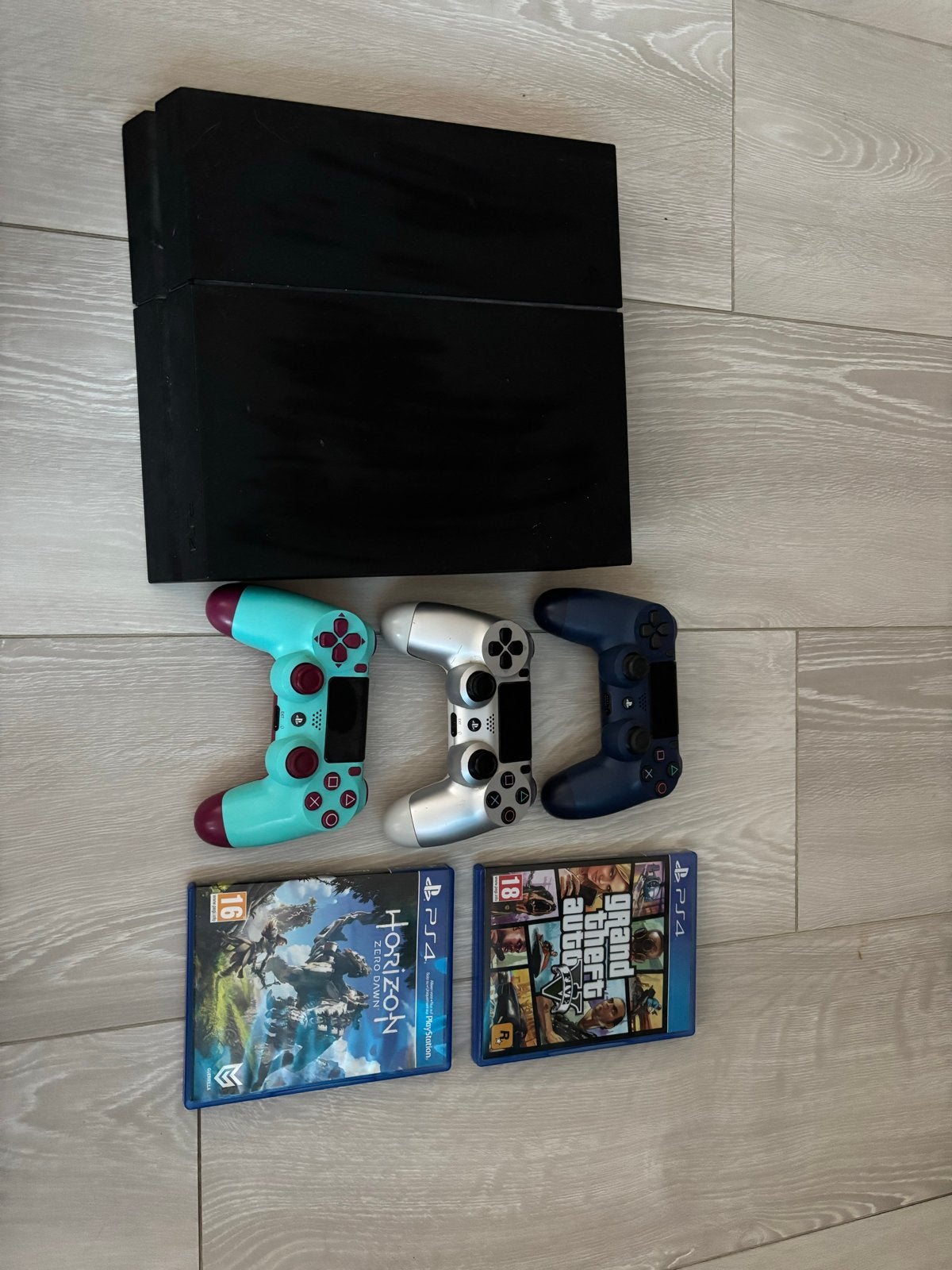 Playstation 4 met 3 controllers en 2 spellen, Avontuur en Actie, Gebruikt, Vanaf 18 jaar, Eén computer