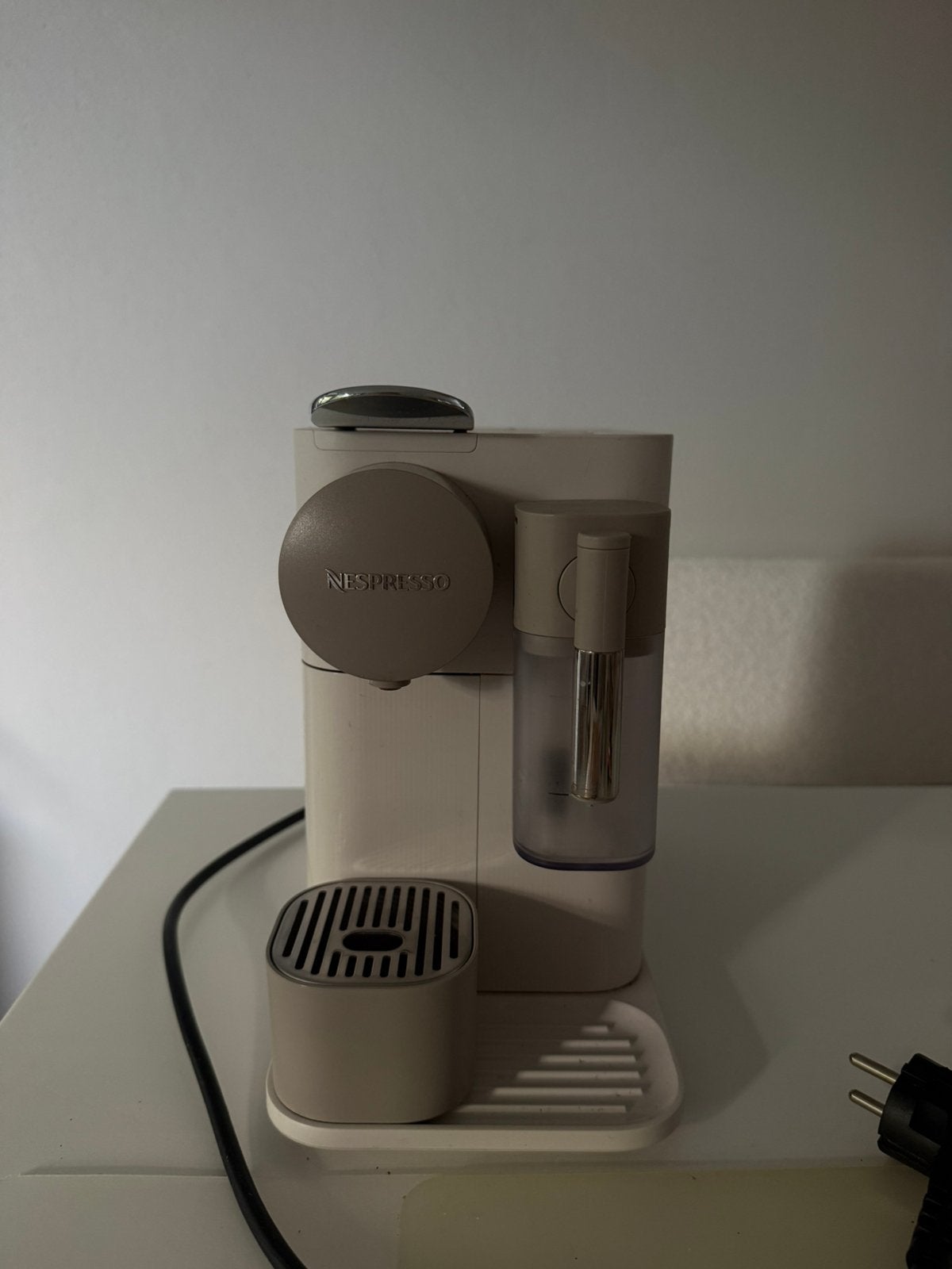 DeLonghi Nespresso Lattissima One koffiezetapparaat, Ophalen of Verzenden, Gebruikt, Koffiemachine, Koffiepads en cups