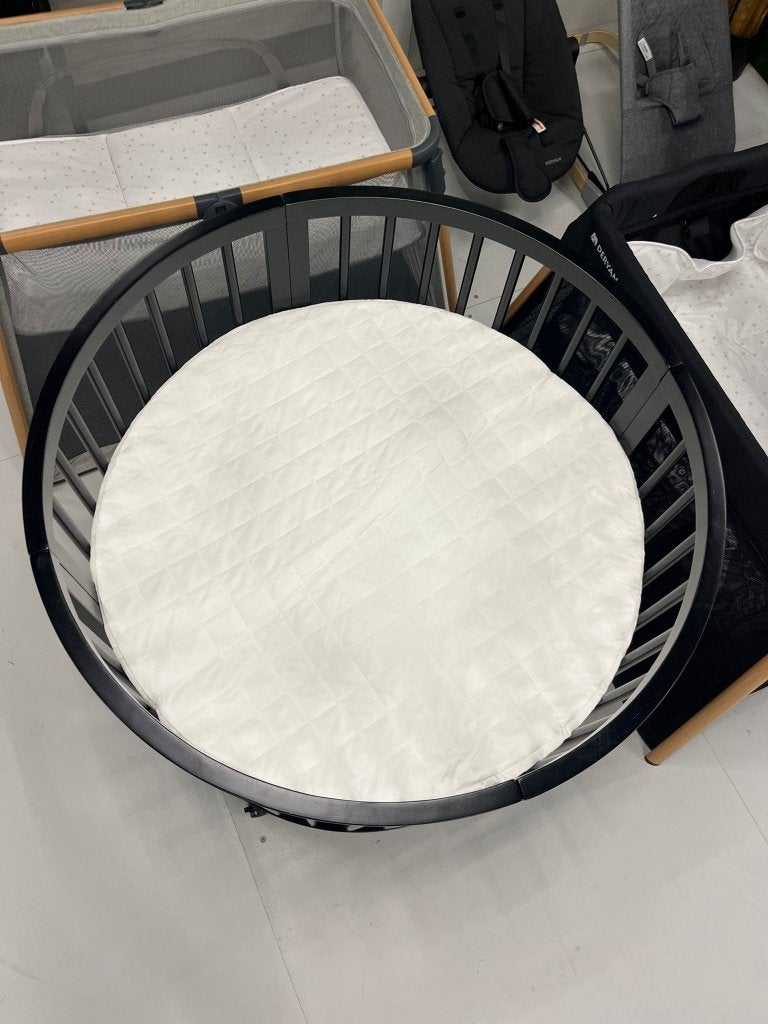 Willow Houten Ronde Box inclusief matras, Ophalen of Verzenden, Zo goed als nieuw, Rond, Wieltjes