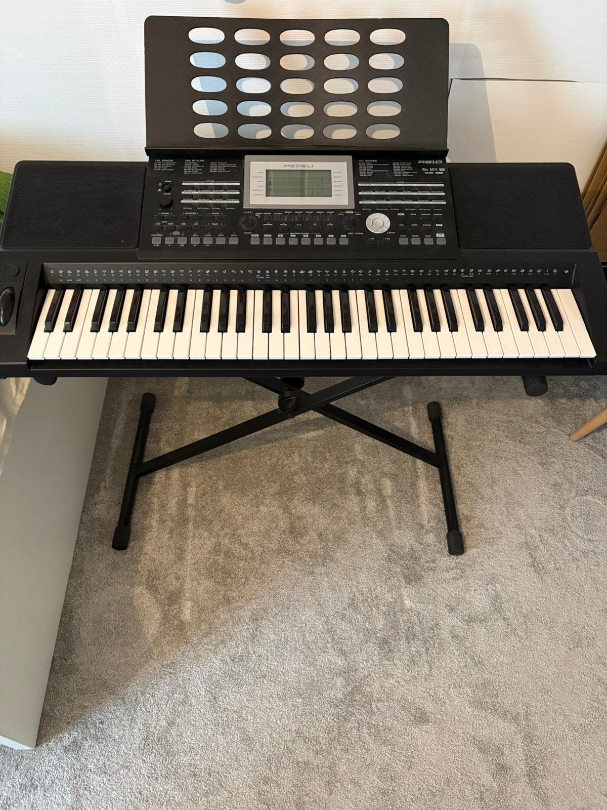 Medeli A810 keyboard + krukje en accessoires, Muziek en Instrumenten, Ophalen, 61 toetsen, Zo goed als nieuw, Met standaard