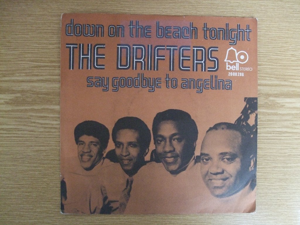 THE DRIFTERS     DOWN ON THE BEACH TONIGHT / SAY GOODBYE TO, 7 inch, Ophalen of Verzenden, Zo goed als nieuw, R&B en Soul