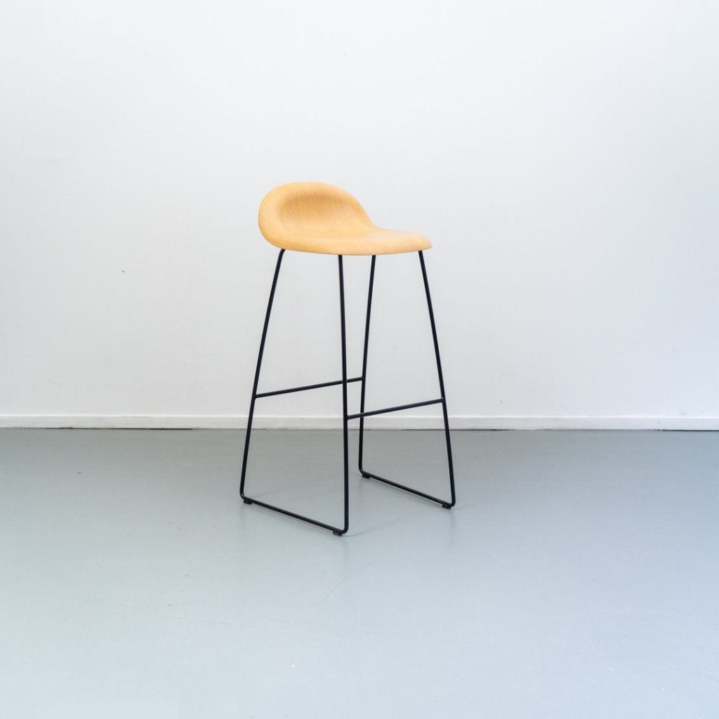 Gubi 3D Barkruk Licht Hout - Zwart