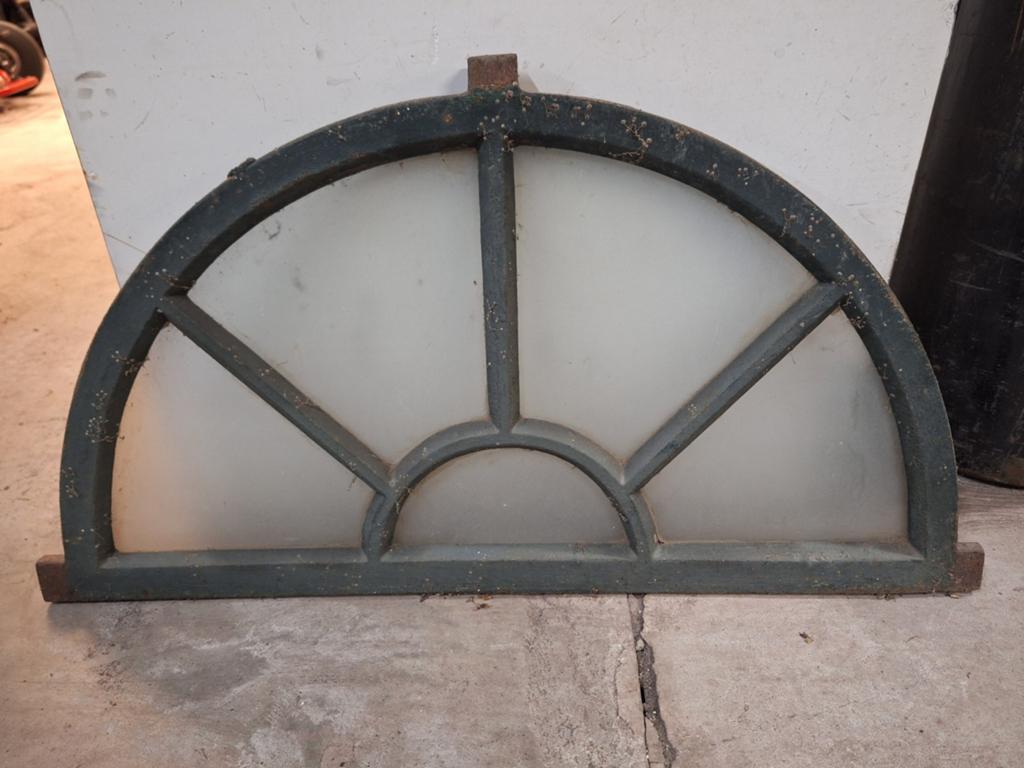 Stalraam halfrond raam 64x35cm met matglas, Gevelraam of Ruit, Gebruikt, Verzenden, Minder dan 80 cm