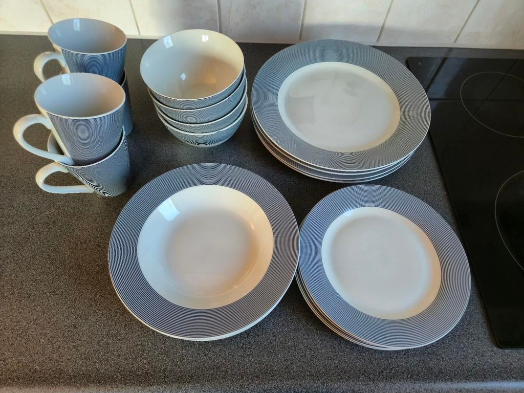 Servies set te koop, Huis en Inrichting, Keuken | Servies, Ophalen of Verzenden, Zo goed als nieuw, Bord(en), Overige stijlen