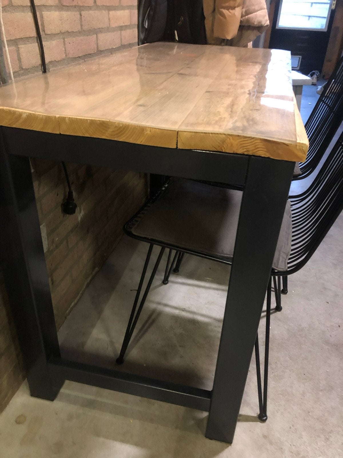 Robuuste eettafel met metalen onderstel en hout  blad, Huis en Inrichting, Tafels | Eettafels, Ophalen, Gebruikt, 100 tot 150 cm