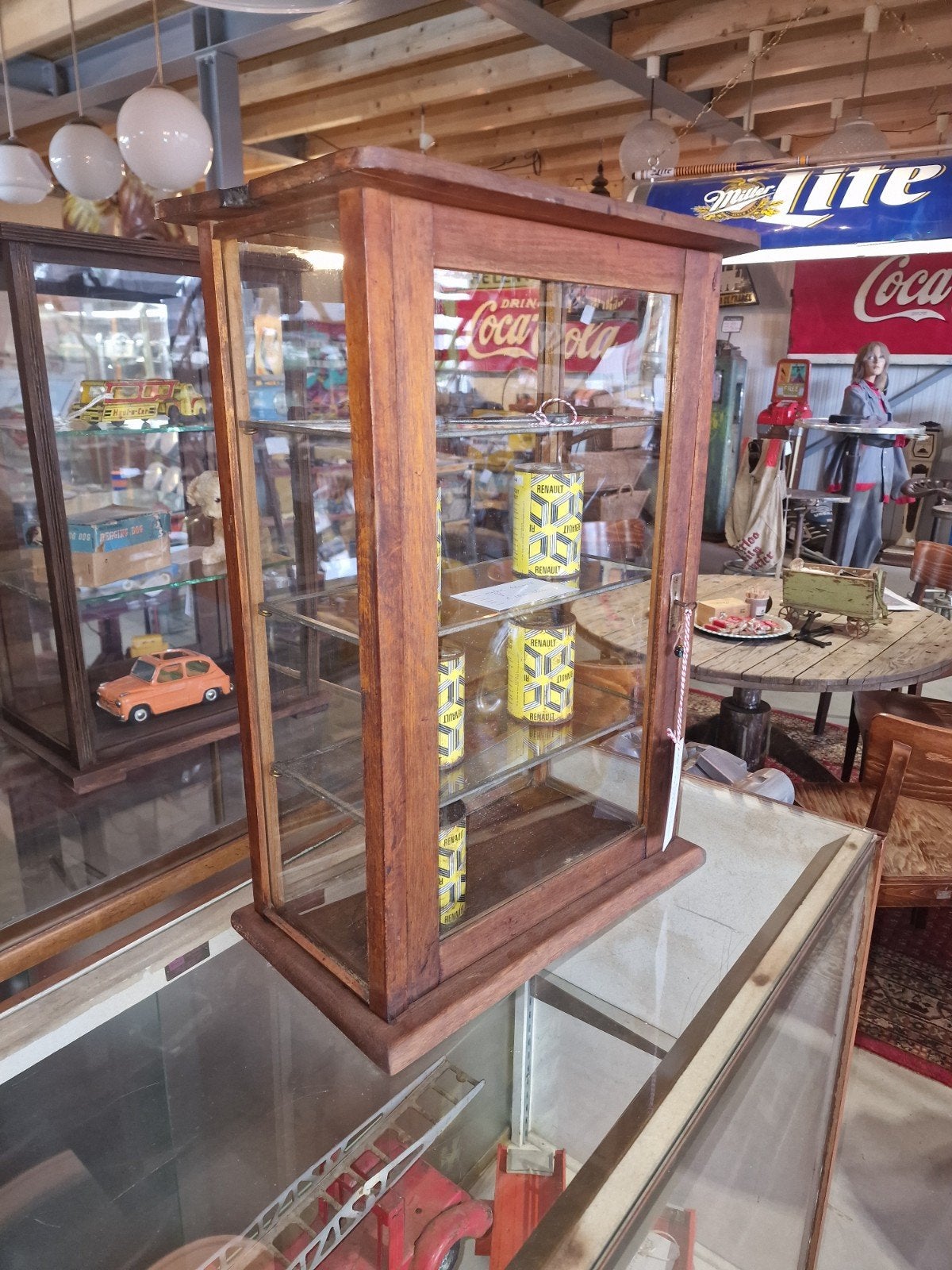 Toonbank vitrine, Ophalen