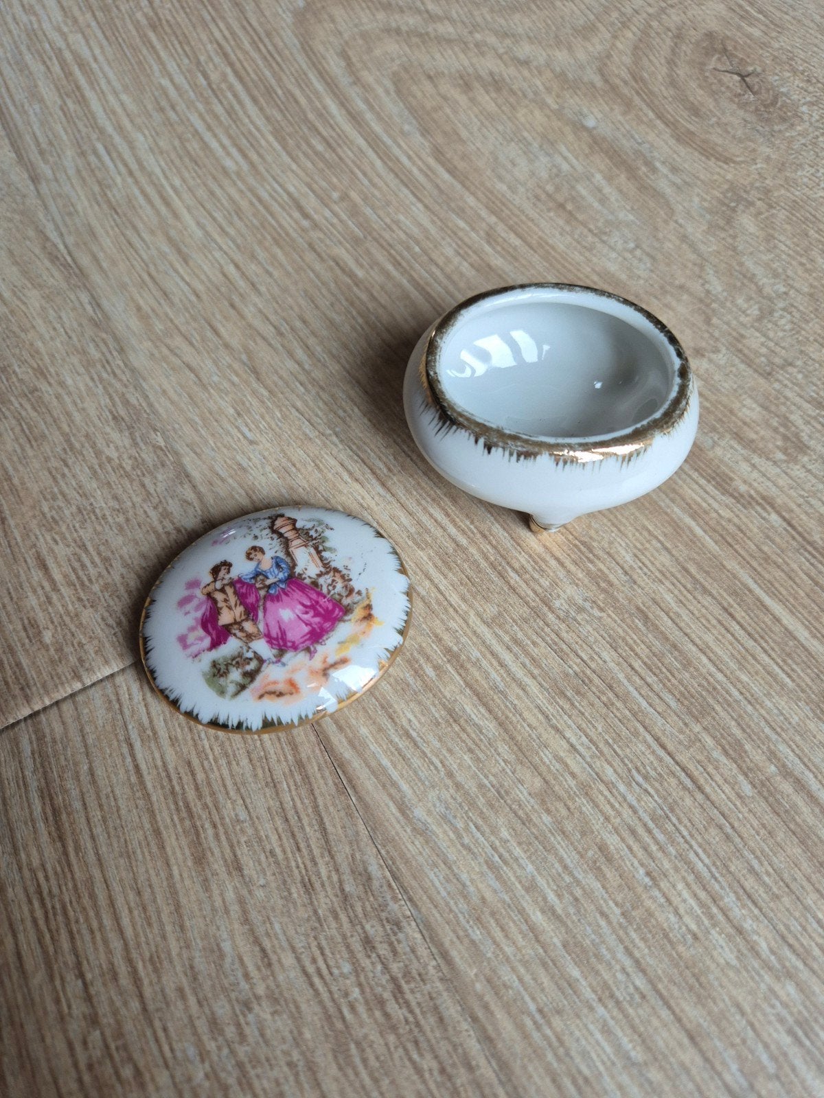 Decoratief Porseleinen Doosje met Romantische Scène, Ophalen of Verzenden