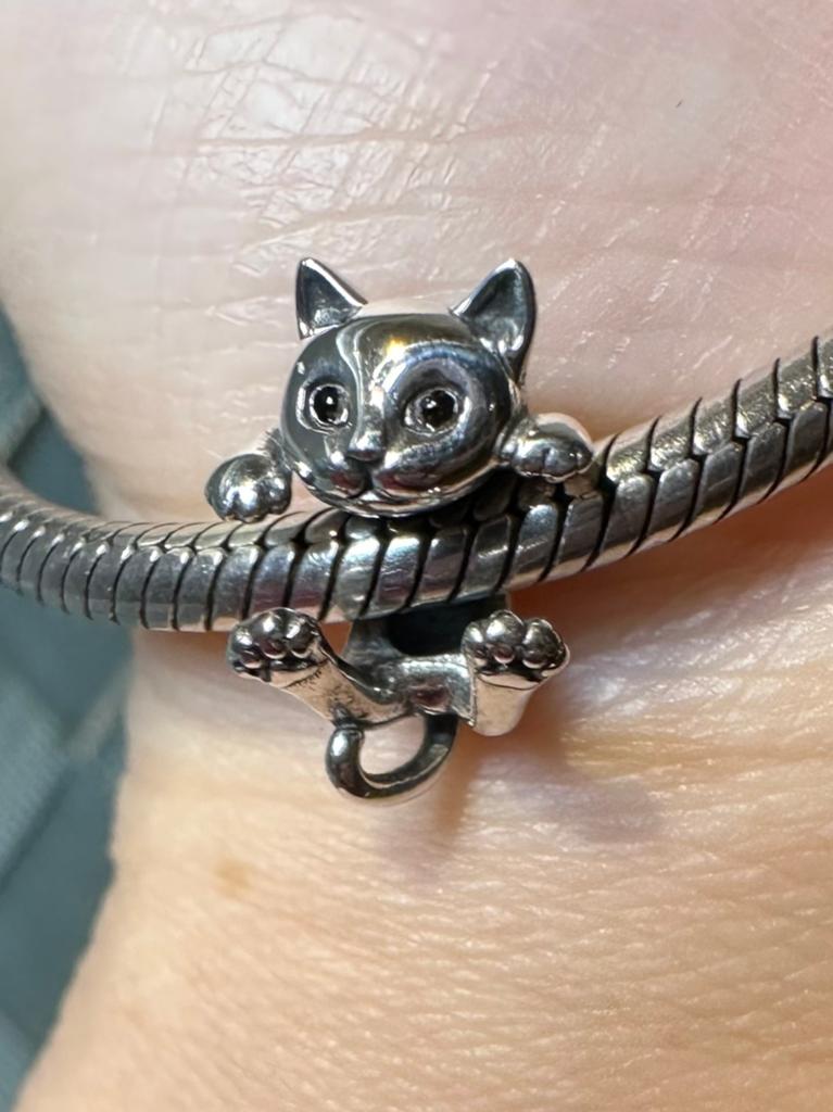 Zilveren S925 bedel hagende kat. Nieuw, gemerkt S925, Sieraden, Tassen en Uiterlijk, Bedels, Overige merken, Verzenden, Nieuw