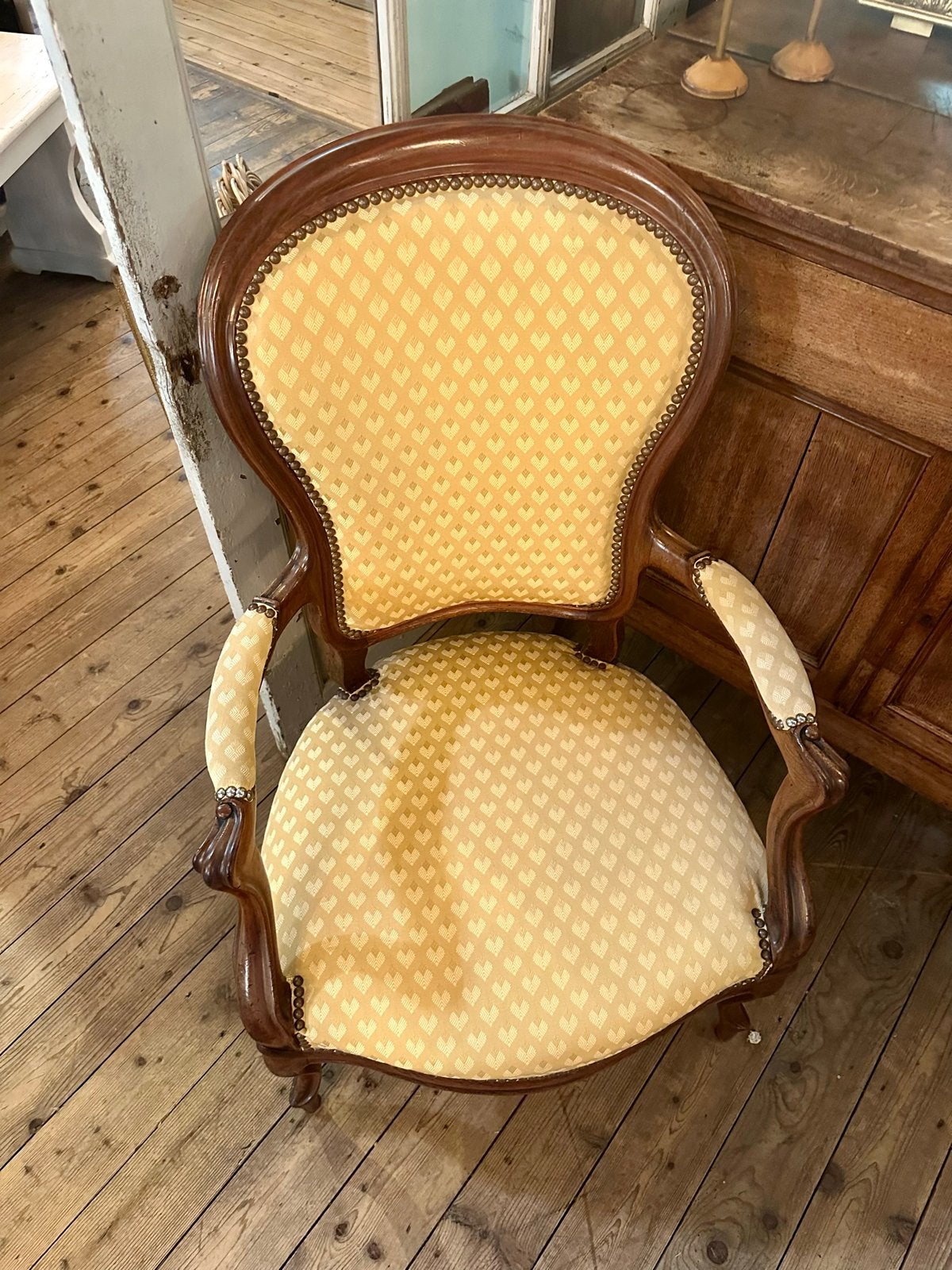 Antieke stoel met gele bekleding, Ophalen
