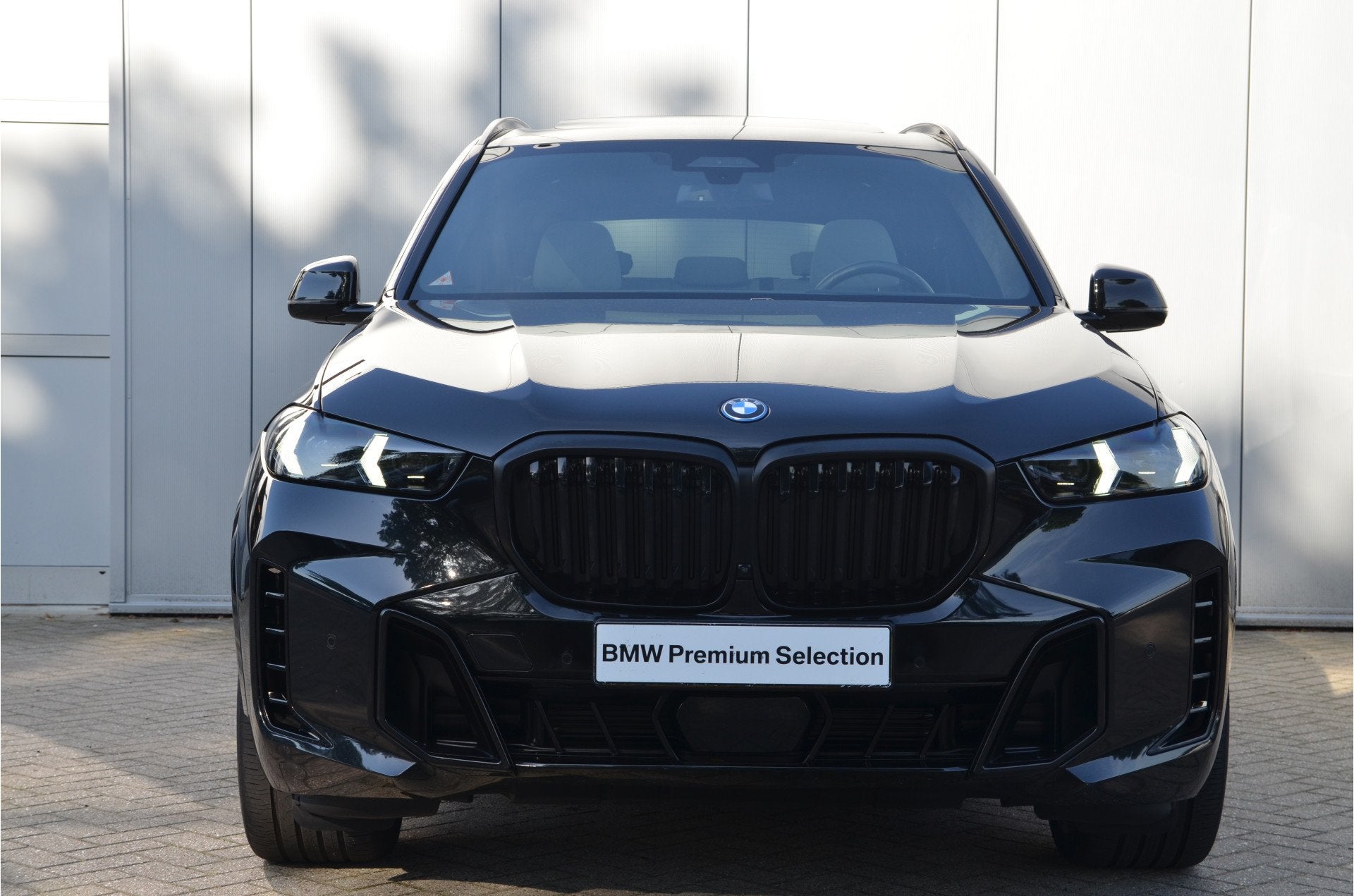 BMW X5 xDrive50e M Sport Automaat / Trekhaak / Panoramadak S, Gebruikt, 2395 kg, Met garantie (alle), Zwart