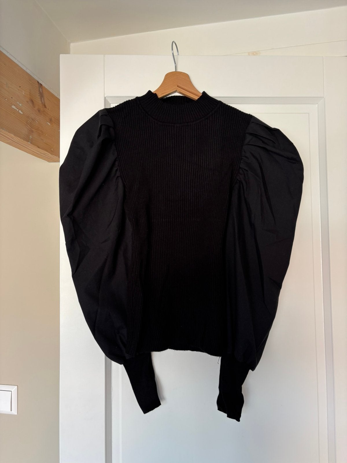 Moocci Top met Pofmouwen, Kleding | Dames, Verzenden, Zo goed als nieuw, Maat 38/40 (M), Zwart