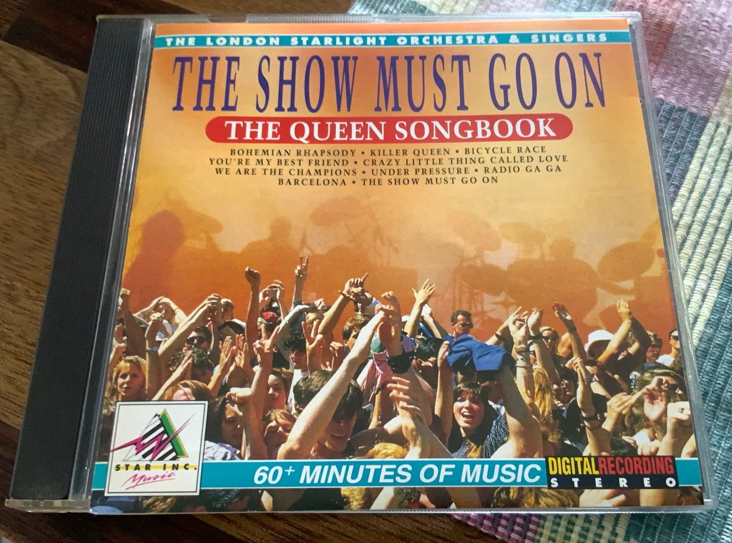 CD LONDON STARLIGHT ORCHESTRA & SINGERS THE QUEEN SONGBOOK, Gebruikt, Verzenden, Inclusief doosje, Poprock