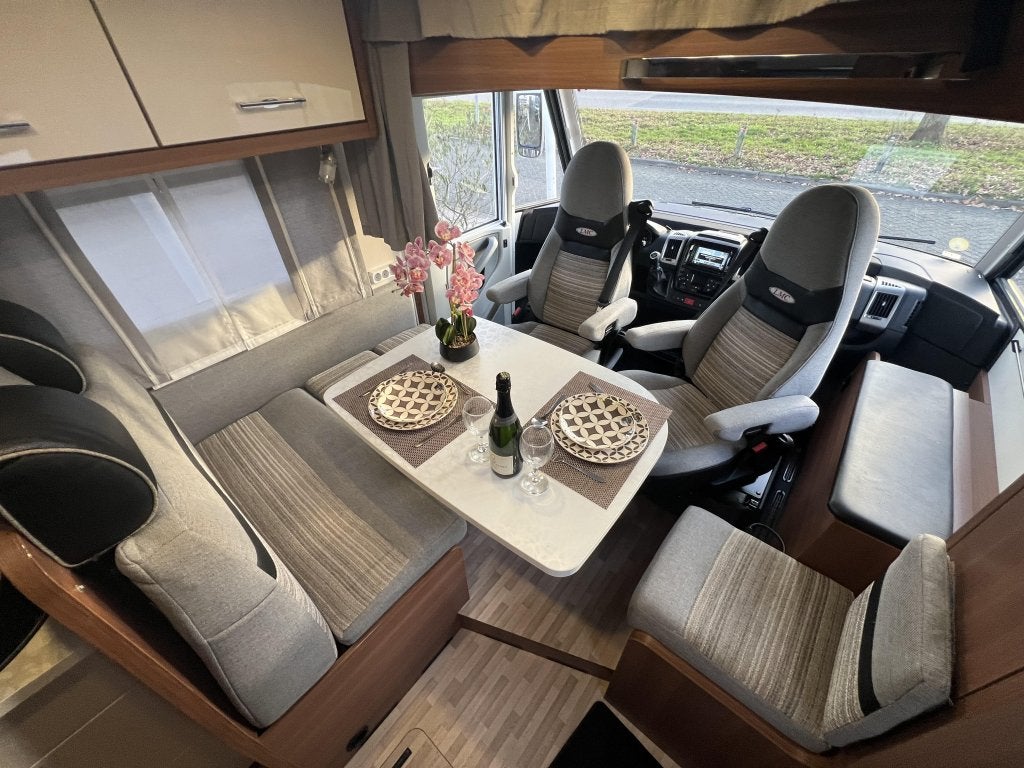 LMC Explorer SportLine 745 QUEENSBED+HEFBED 2X ZONNEPANEEL, Caravans en Kamperen, Integraal, Fiat, 7 tot 8 meter, Bedrijf